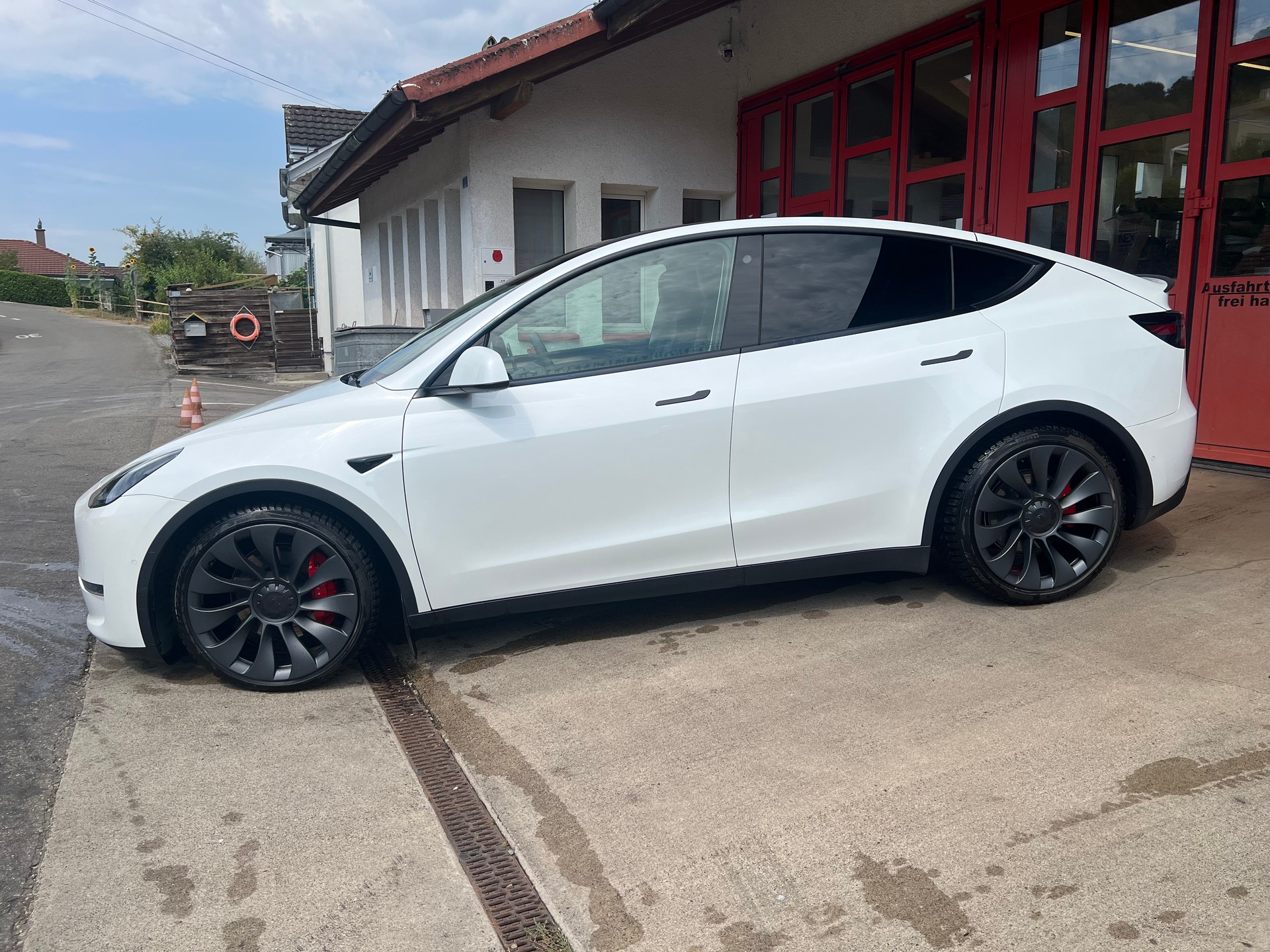 TESLA Model Y Performance // SoH 90%-showroom-element-2
