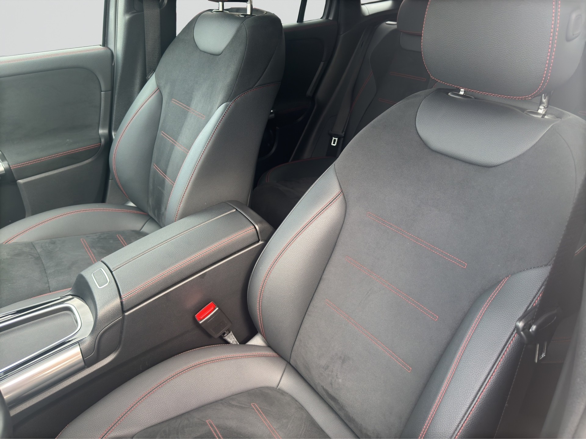 MERCEDES-BENZ GLA 220d 4Matic 8G-DCT AMG Line-image-4