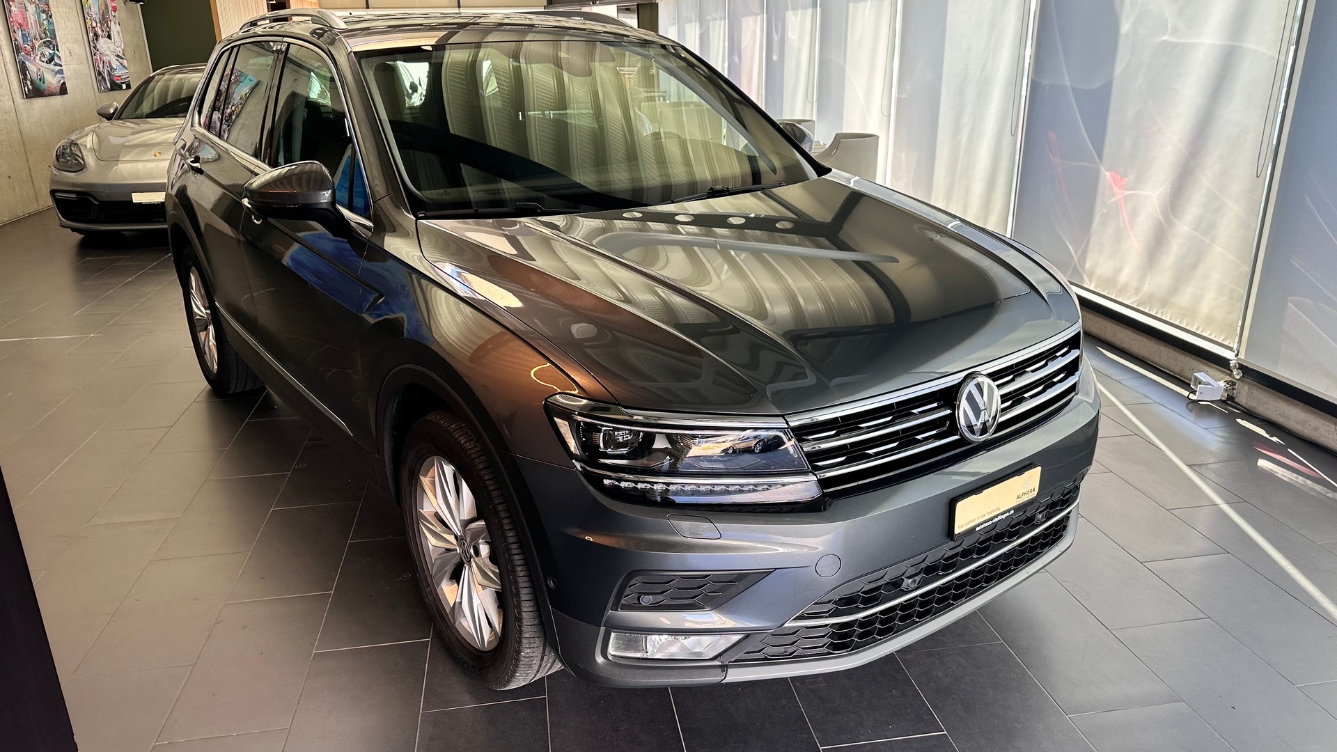 VW Tiguan 2.0 TSI Highline DSG-showroom-element-2