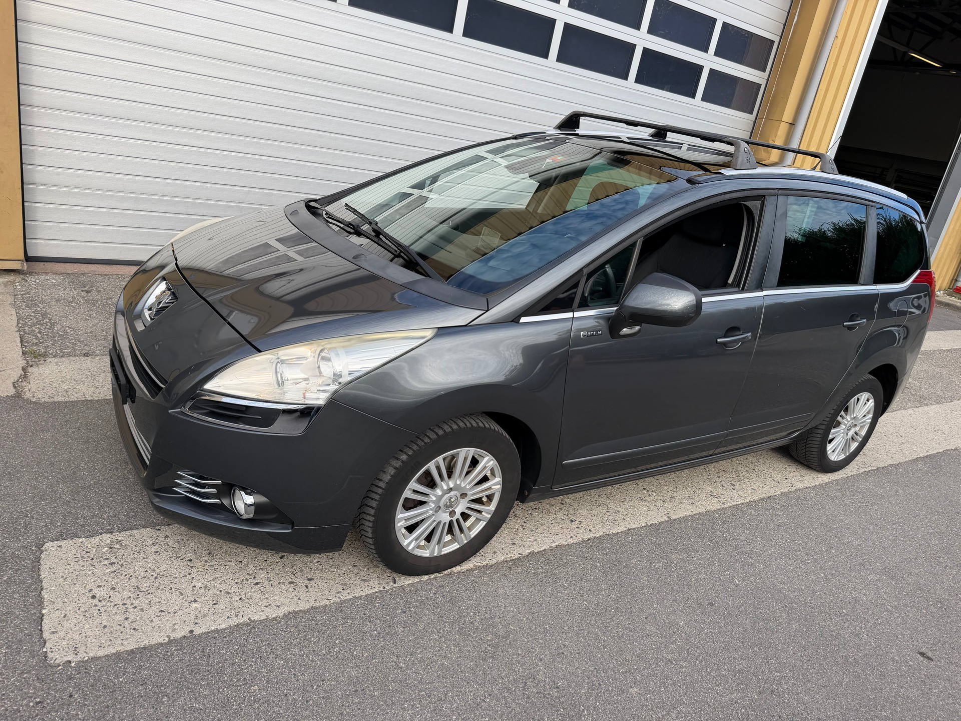 PEUGEOT 5008 1.6 16V T Family Automatic-image-3