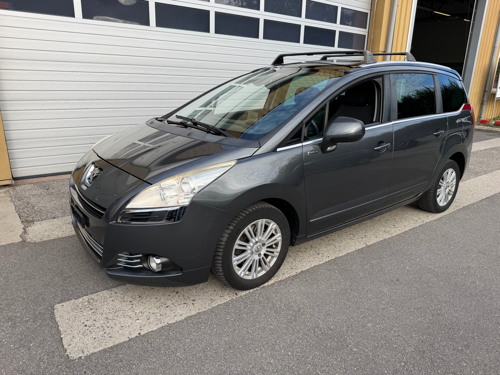 PEUGEOT 5008 1.6 16V T Family Automatic