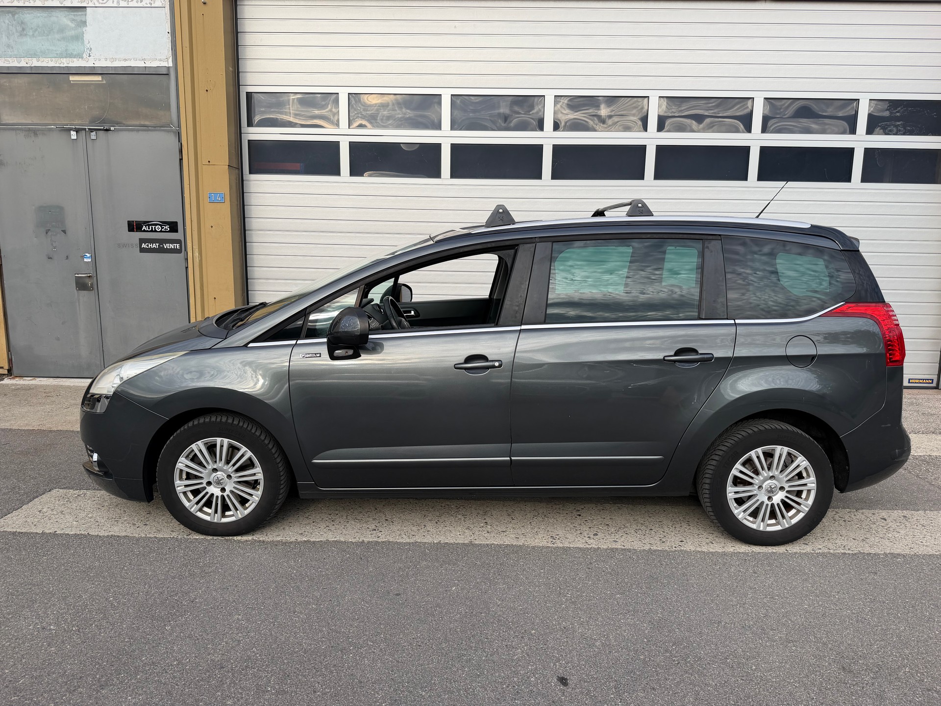PEUGEOT 5008 1.6 16V T Family Automatic-image-2
