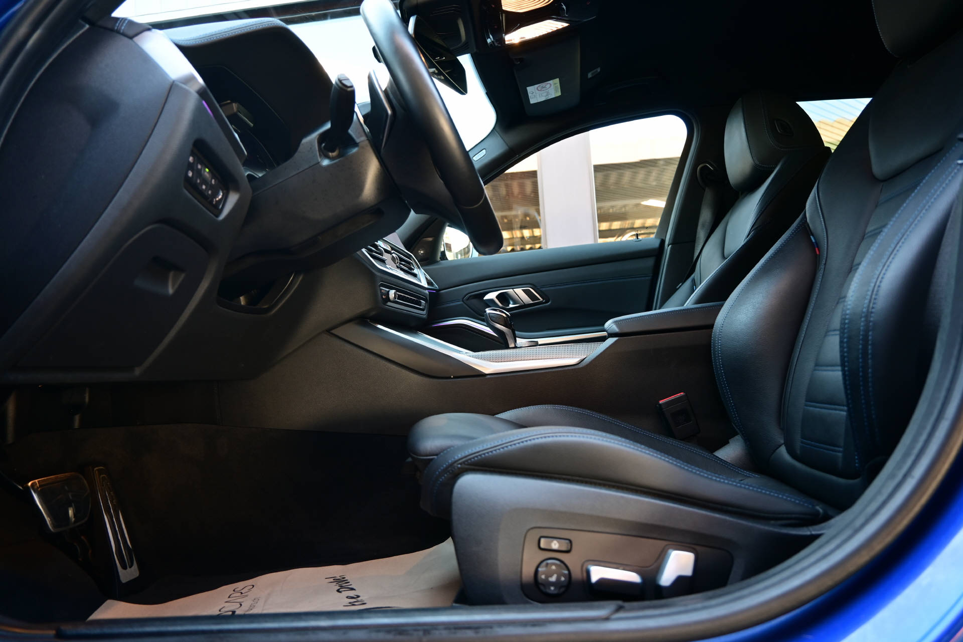 BMW 330e xDrive Touring *M-Sport*AHK*HUD*H&K*8-fach-image-9