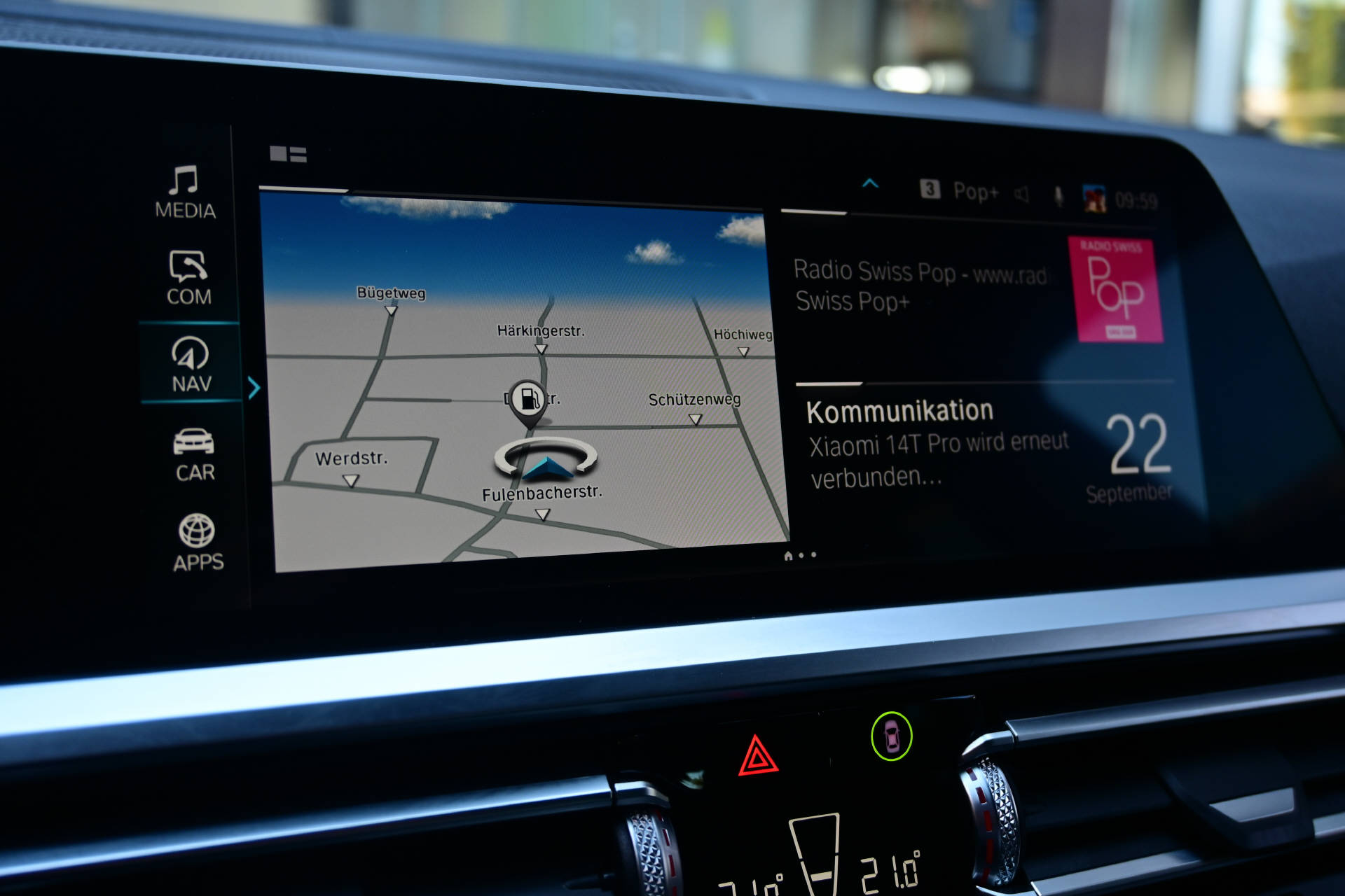 BMW 330e xDrive Touring *M-Sport*AHK*HUD*H&K*8-fach-image-15