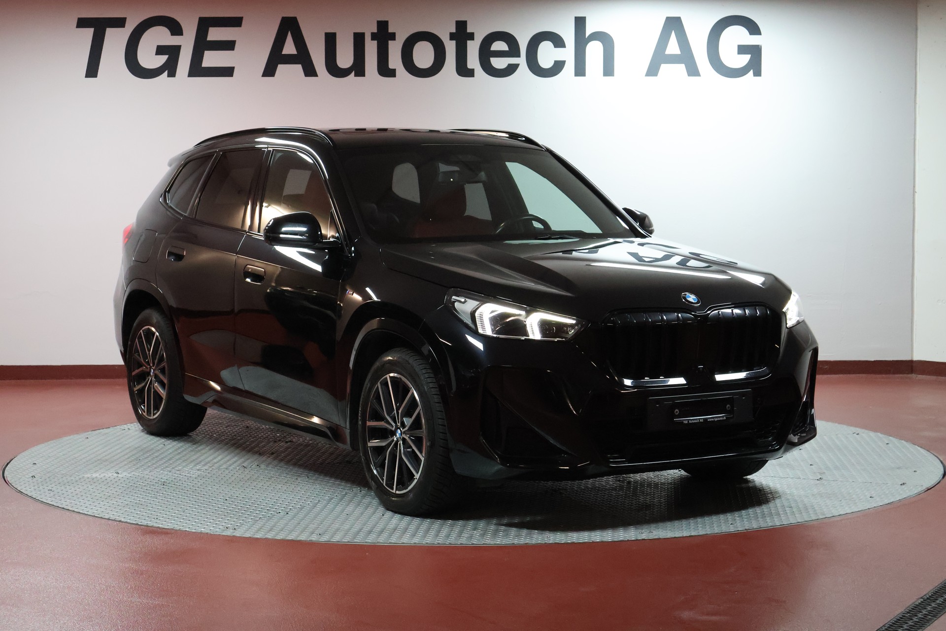 BMW X1 sDrive 18i M Sport-showroom-element-2