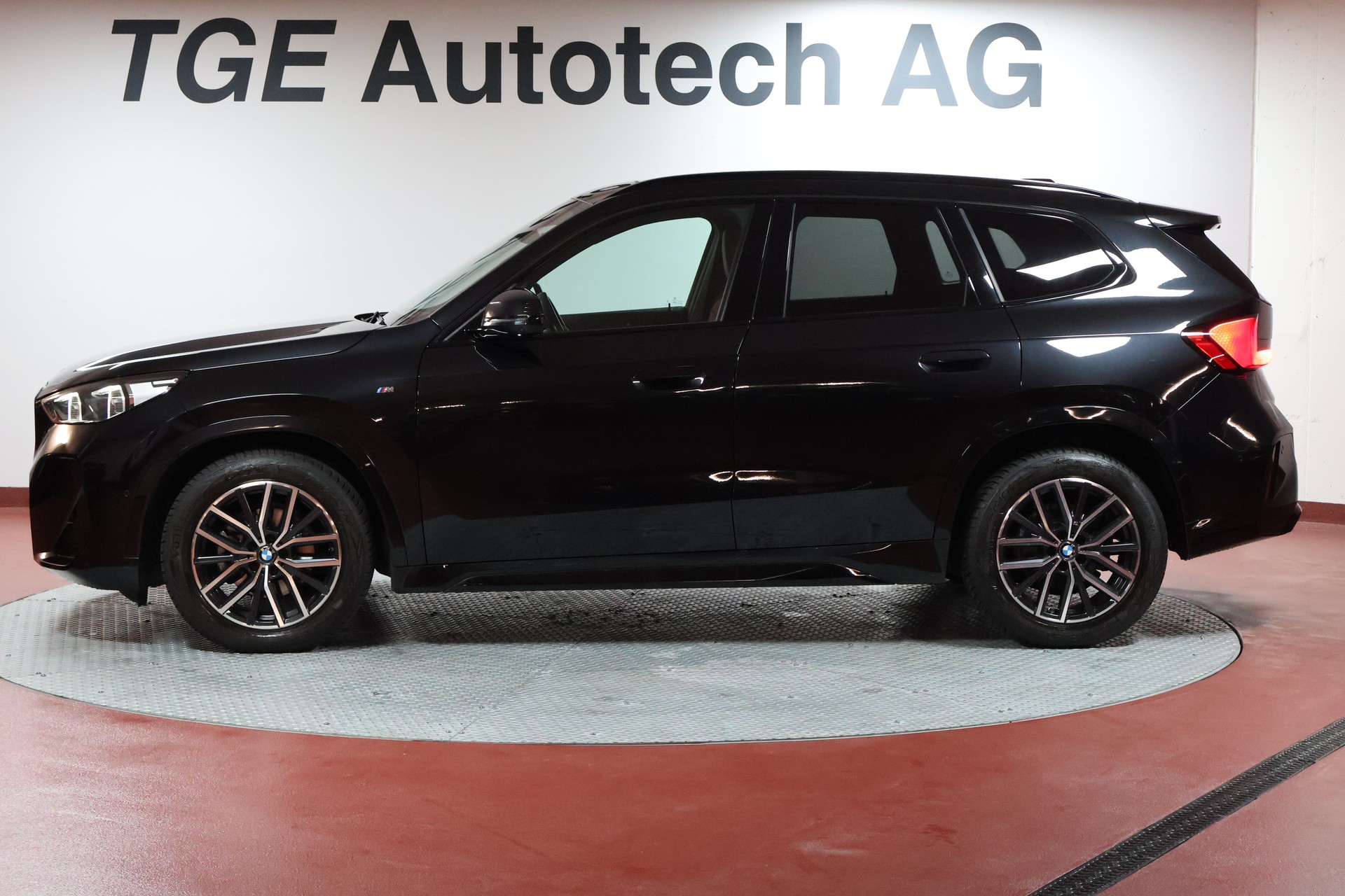 BMW X1 sDrive 18i M Sport-showroom-element-3