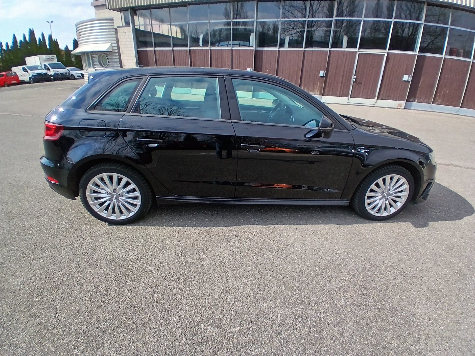 AUDI A3 Sportback 1.4 e-tron Ambition S-tronic-image-5