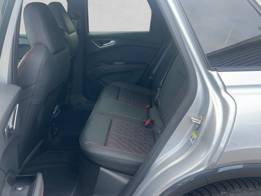 AUDI Q4 e-tron 55 quattro-image-12