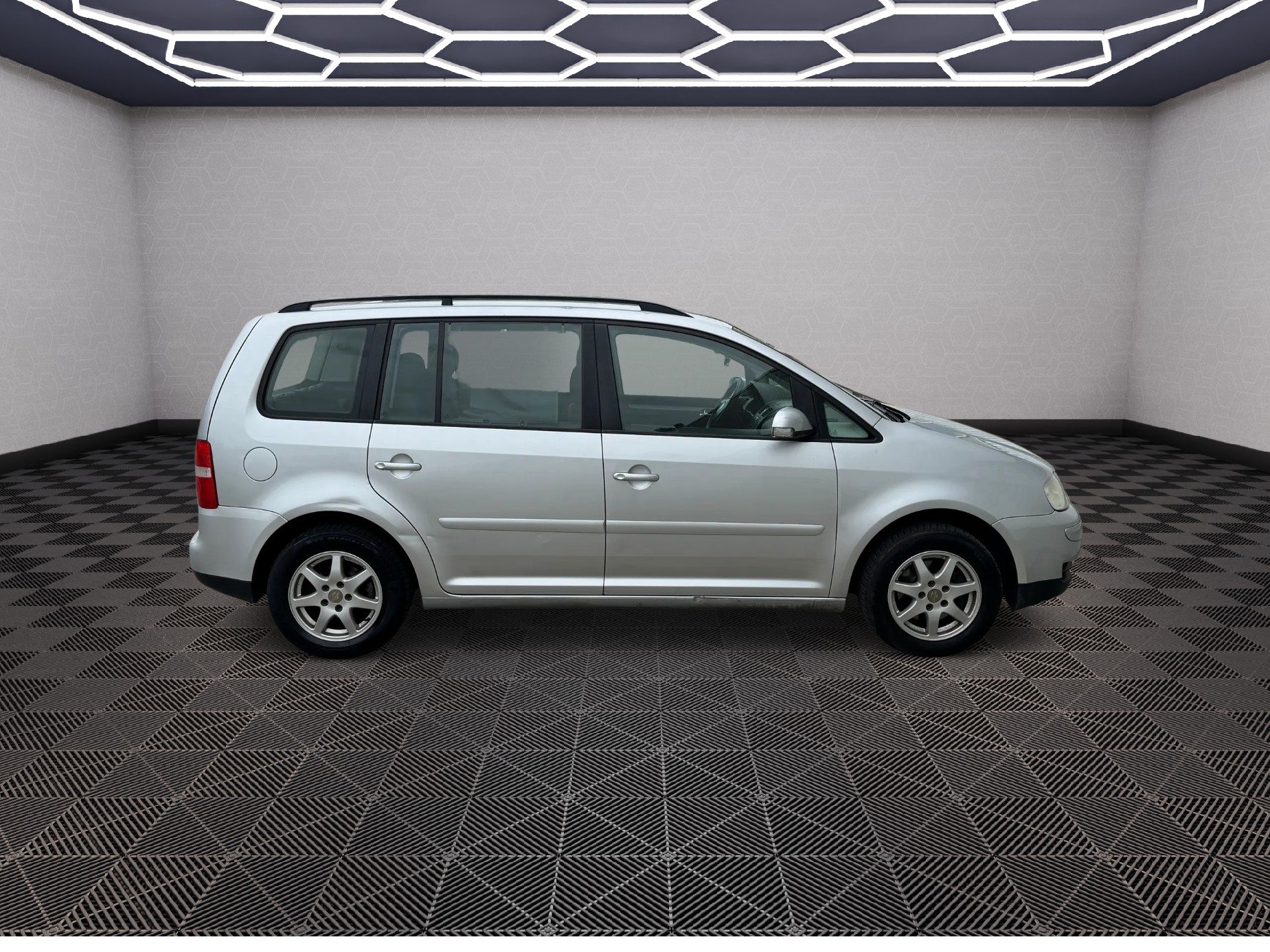 VW Touran 2.0 TDI Trendline-image-6