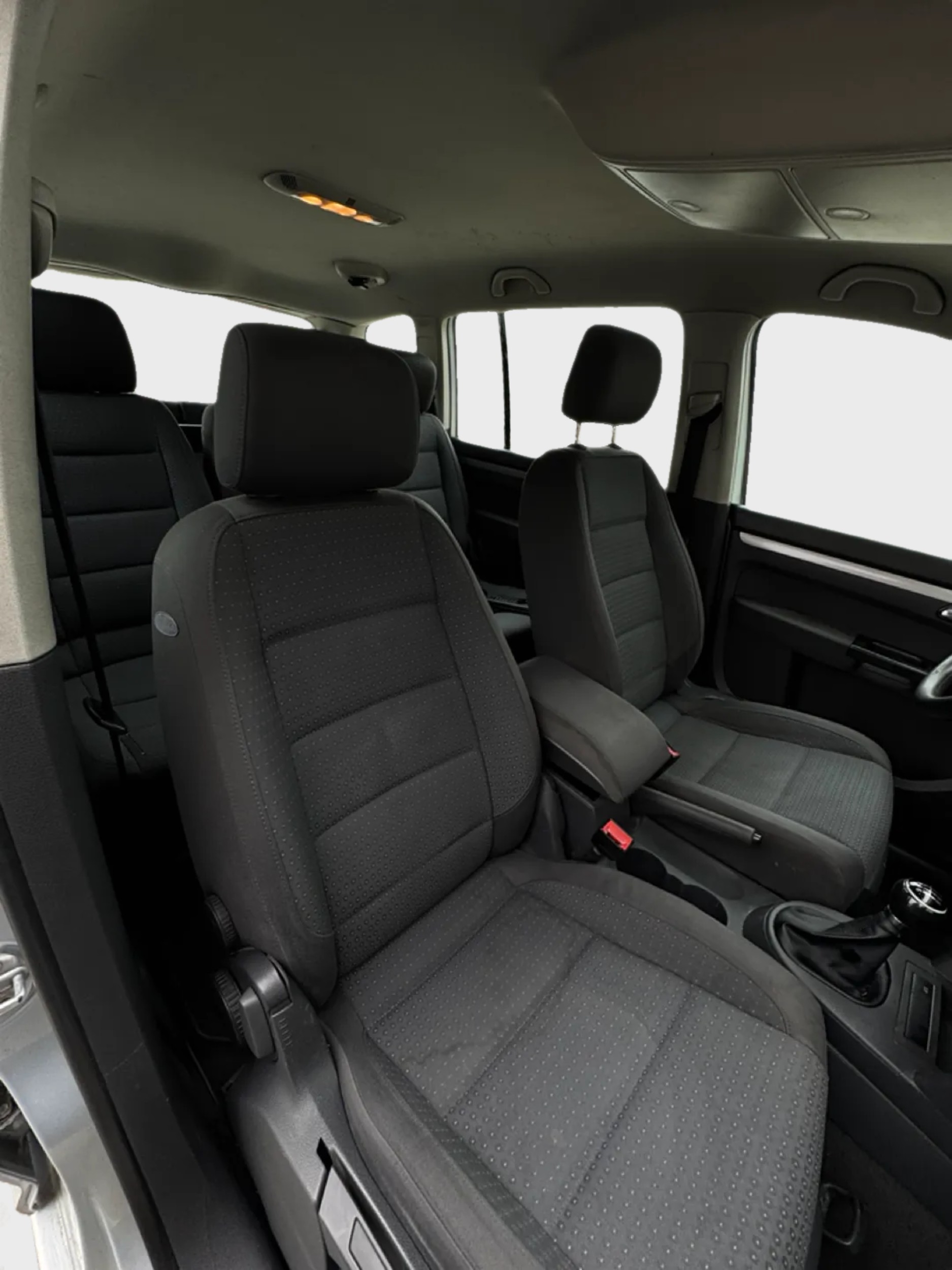 VW Touran 2.0 TDI Trendline-image-10