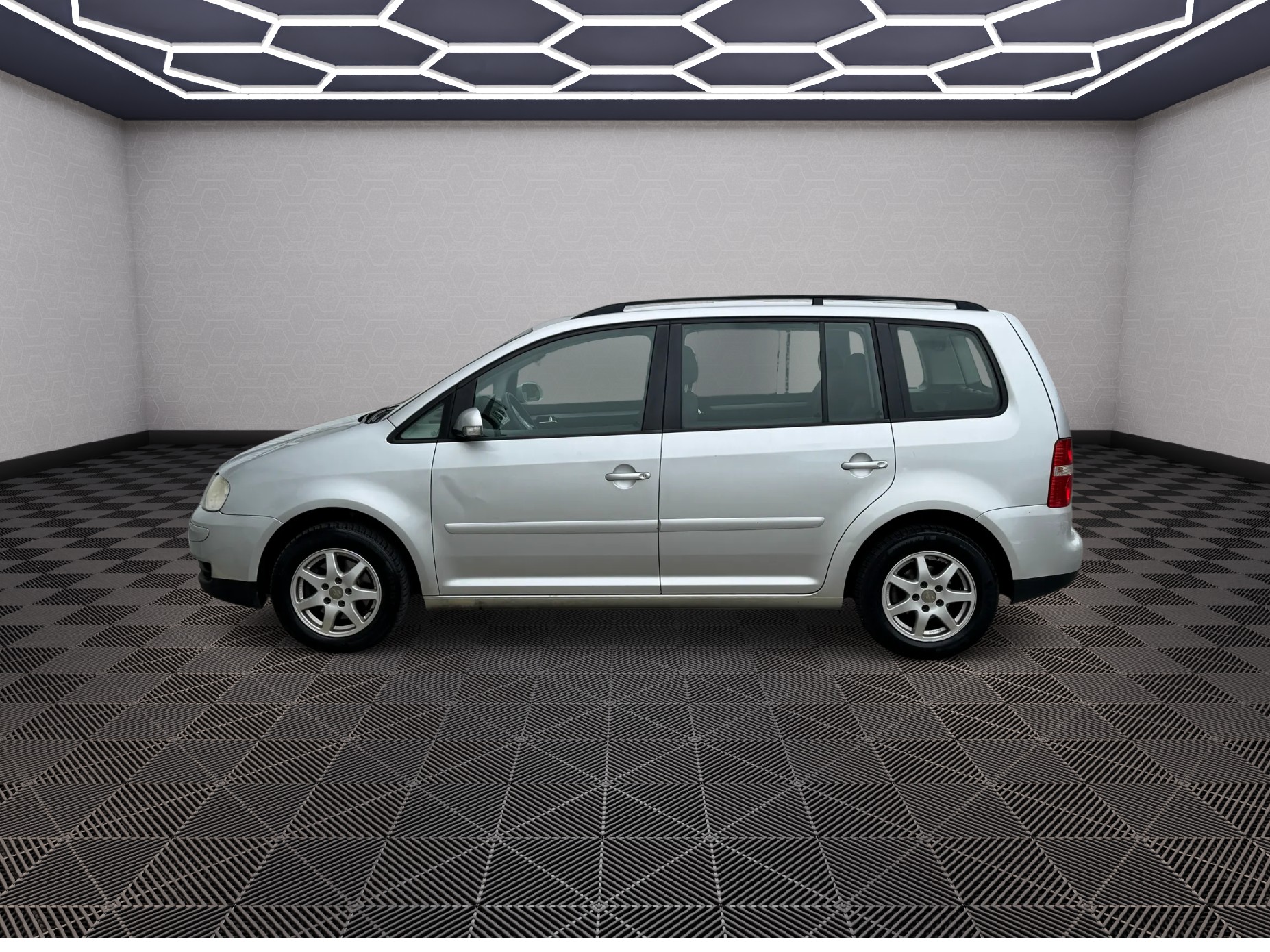 VW Touran 2.0 TDI Trendline-image-7
