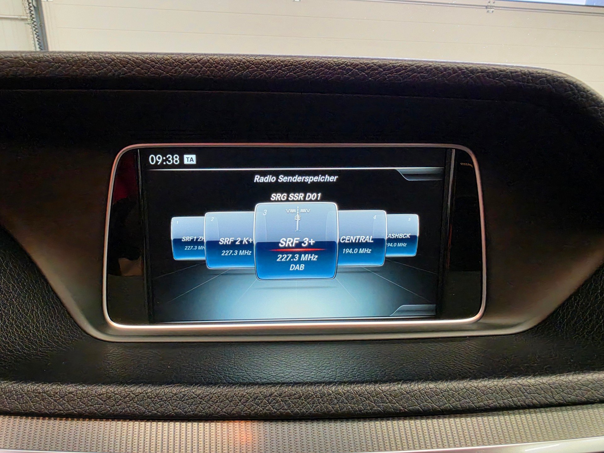 MERCEDES-BENZ E 220 BlueTEC Avantgarde Sport-Paket 4Matic 7G-Tronic-image-8