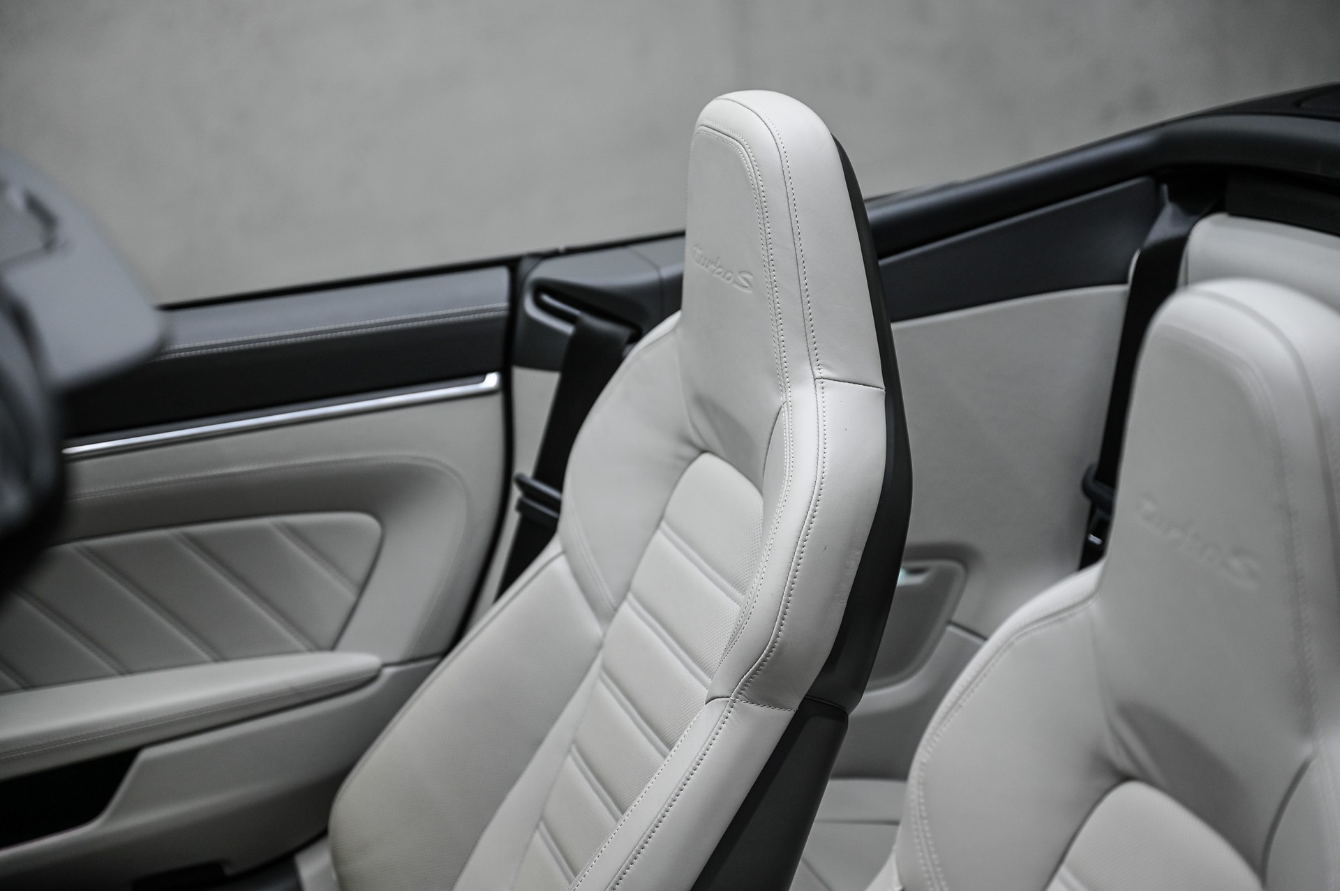 PORSCHE 911 Turbo S Cabriolet PDK-image-21