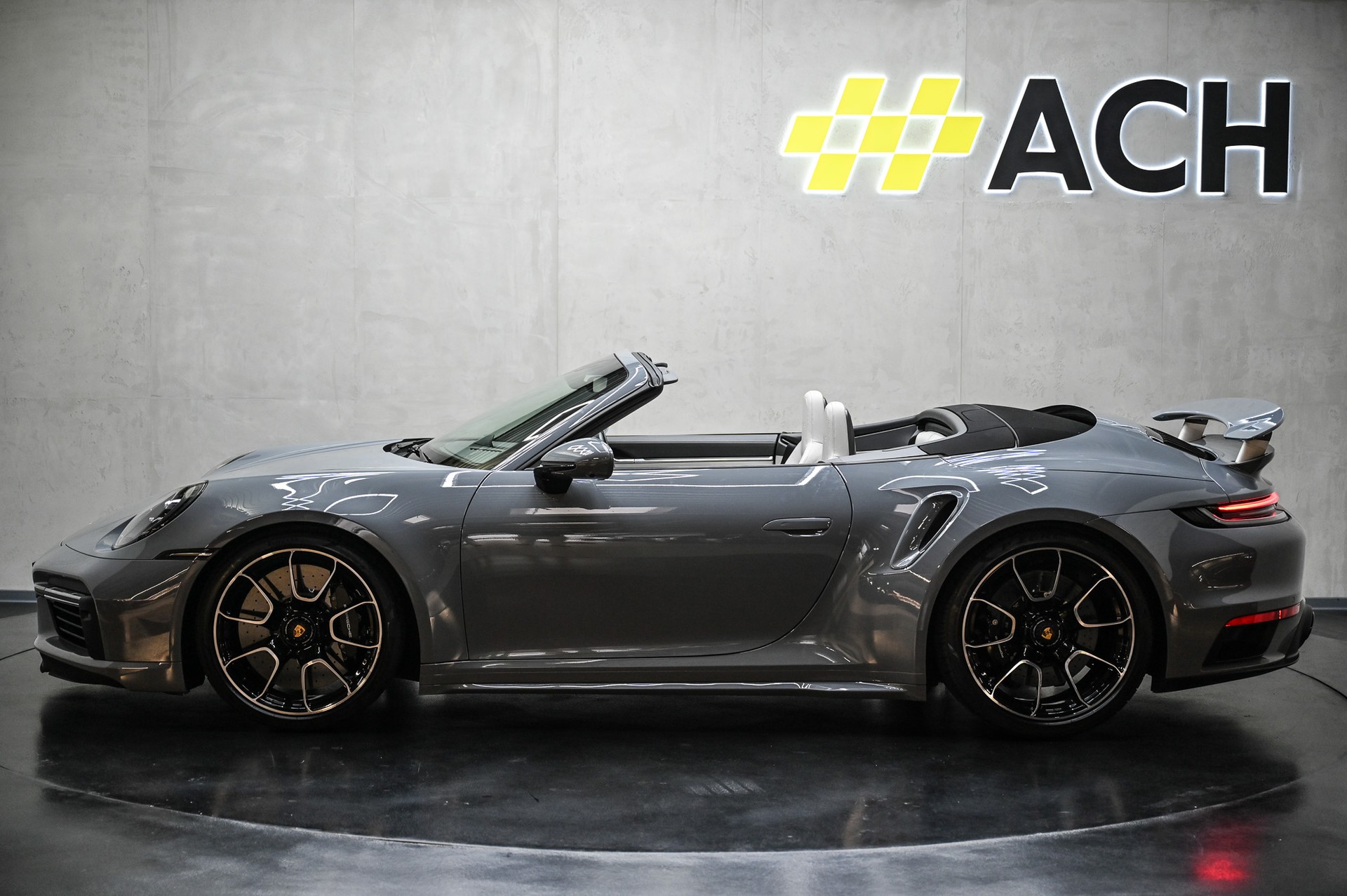 PORSCHE 911 Turbo S Cabriolet PDK-image-7