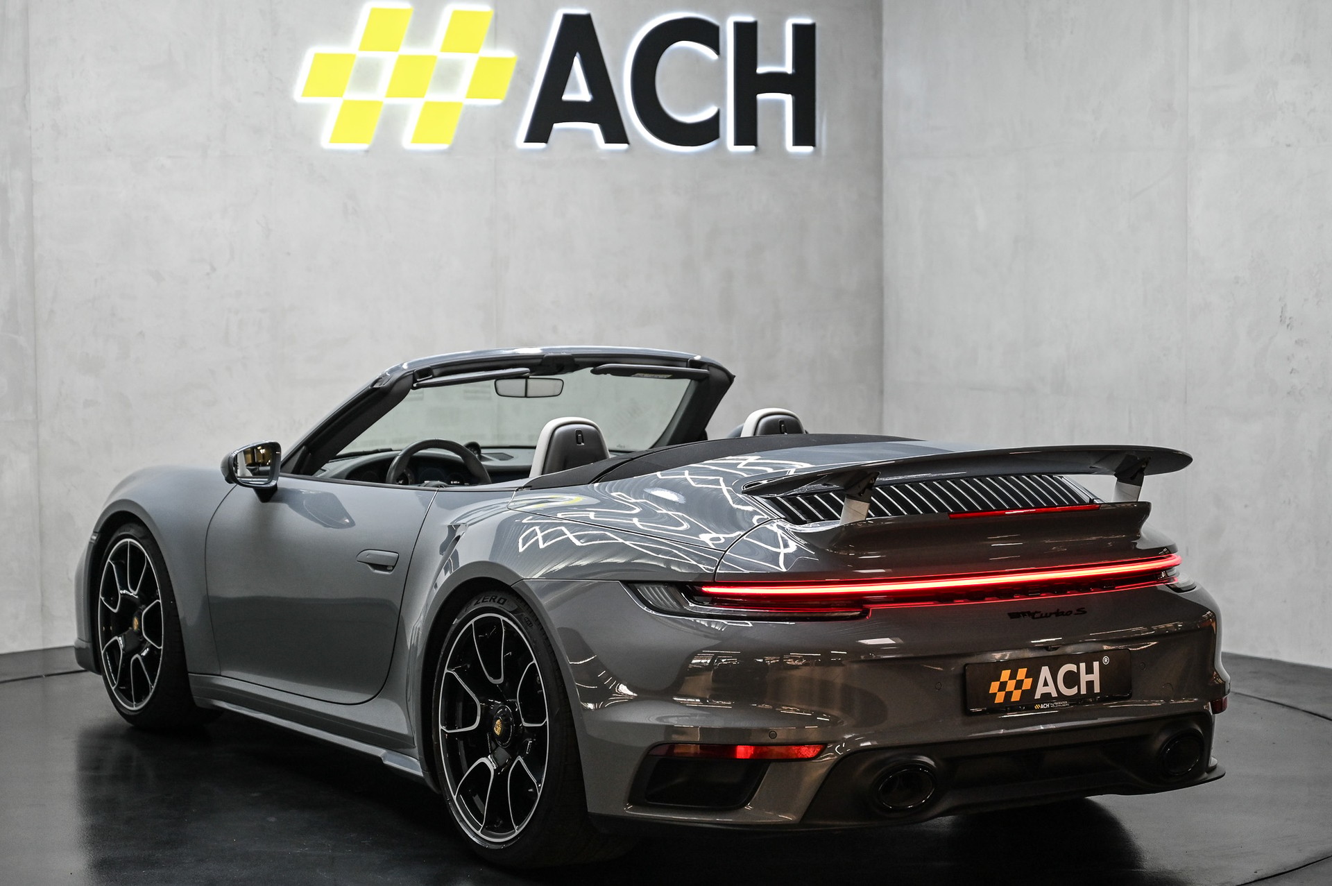 PORSCHE 911 Turbo S Cabriolet PDK-image-9