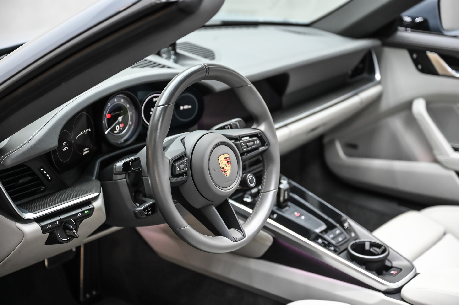 PORSCHE 911 Turbo S Cabriolet PDK-image-32