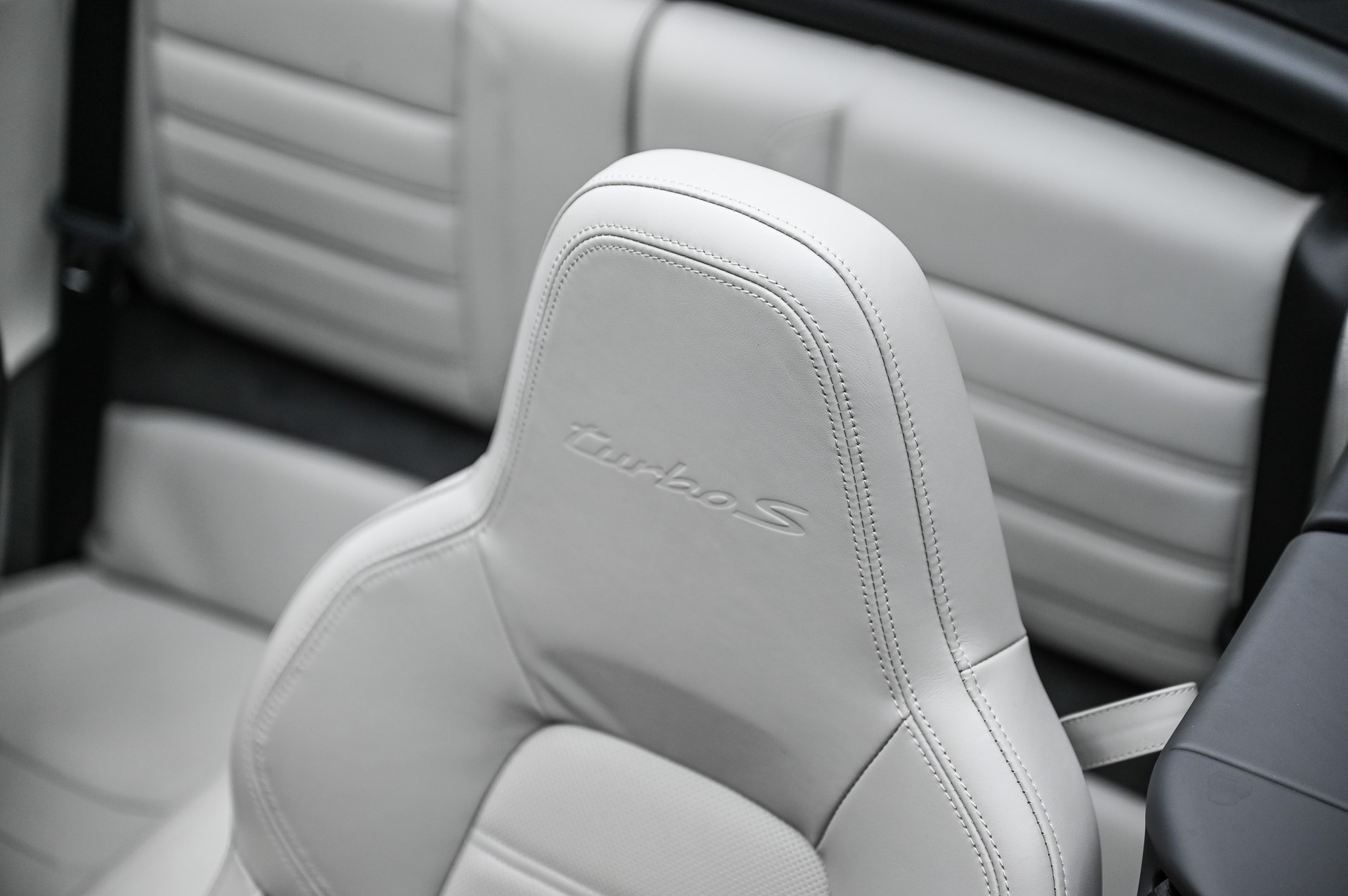 PORSCHE 911 Turbo S Cabriolet PDK-image-18