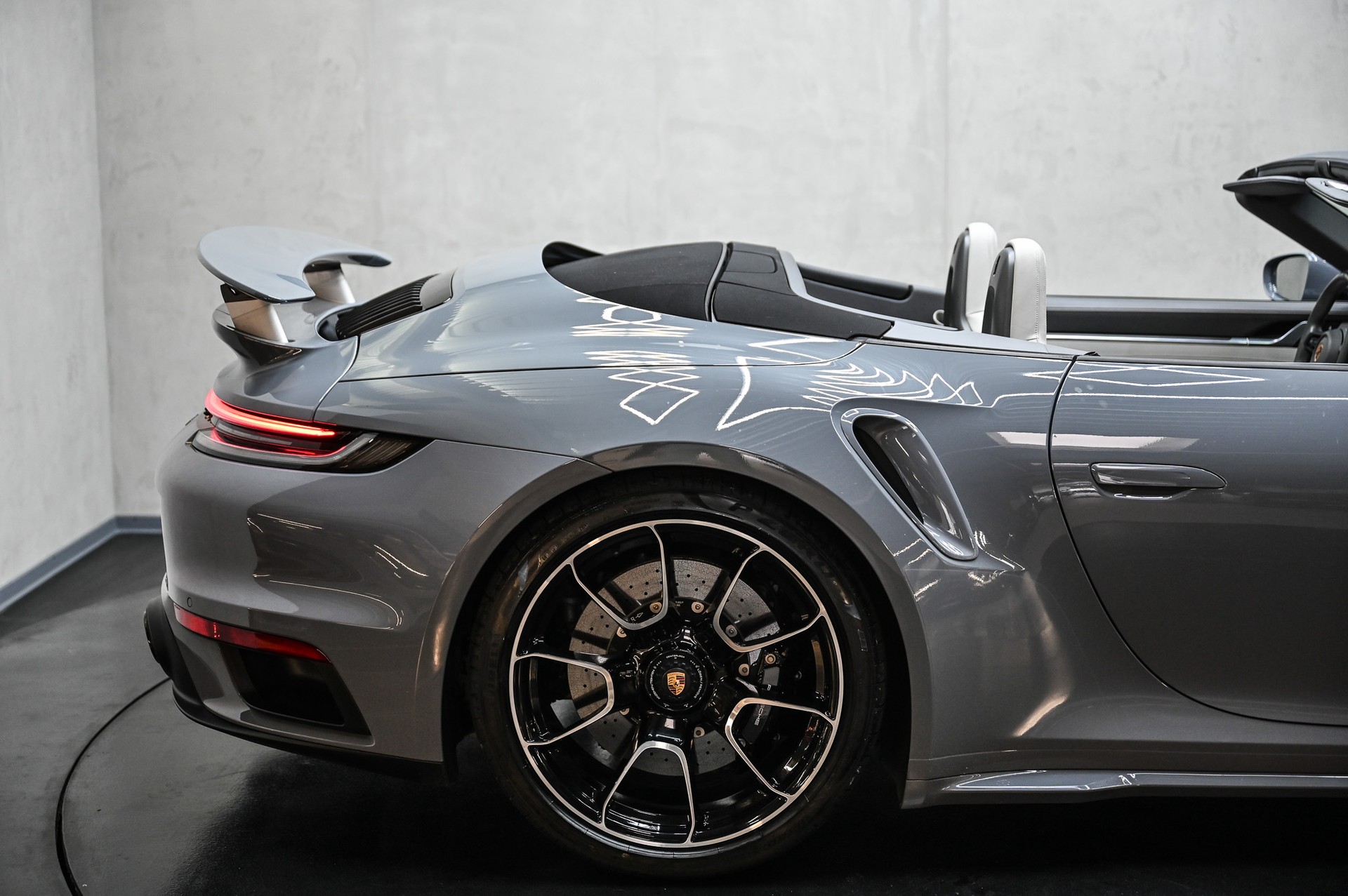 PORSCHE 911 Turbo S Cabriolet PDK-image-16