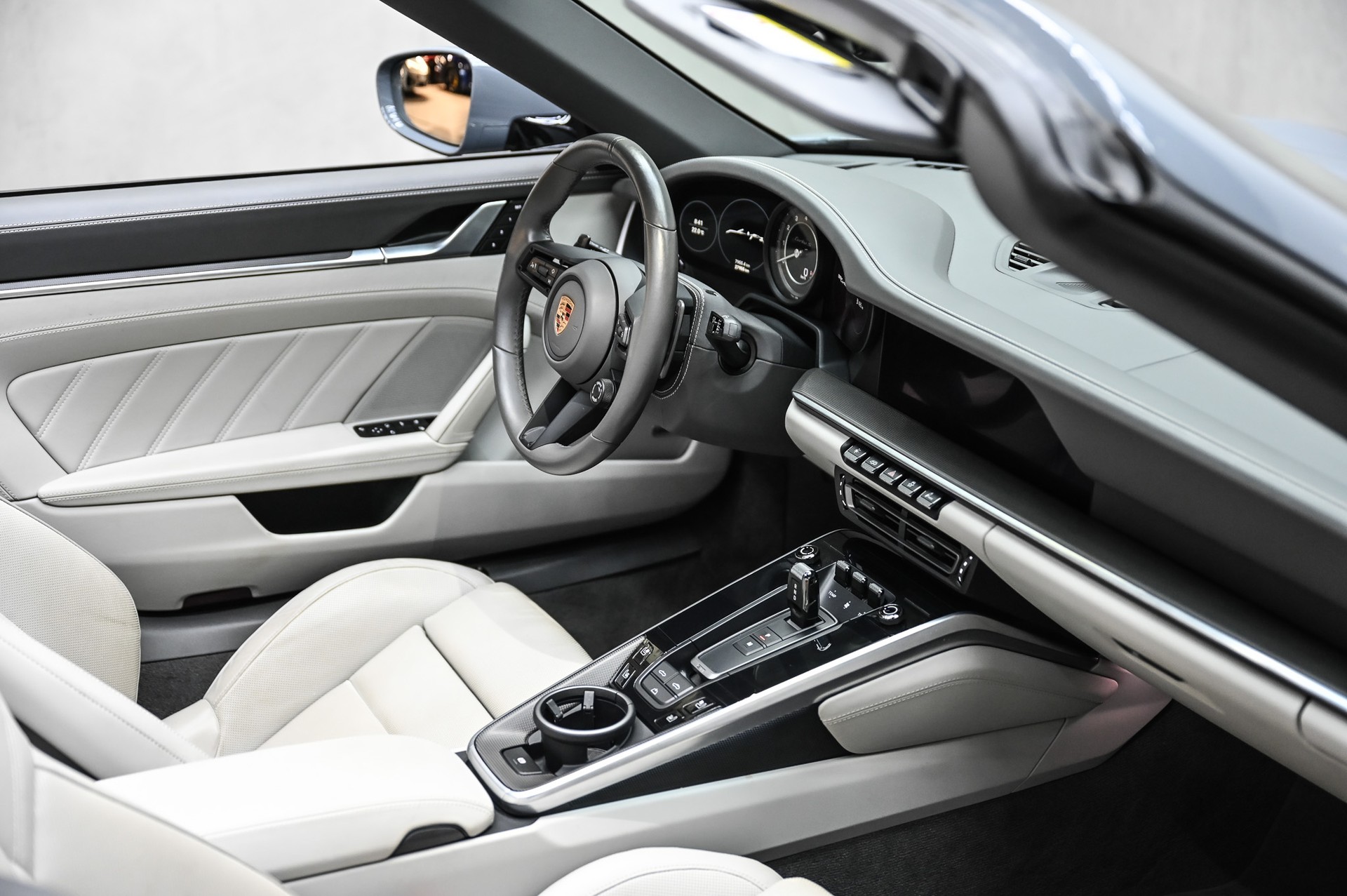 PORSCHE 911 Turbo S Cabriolet PDK-image-36