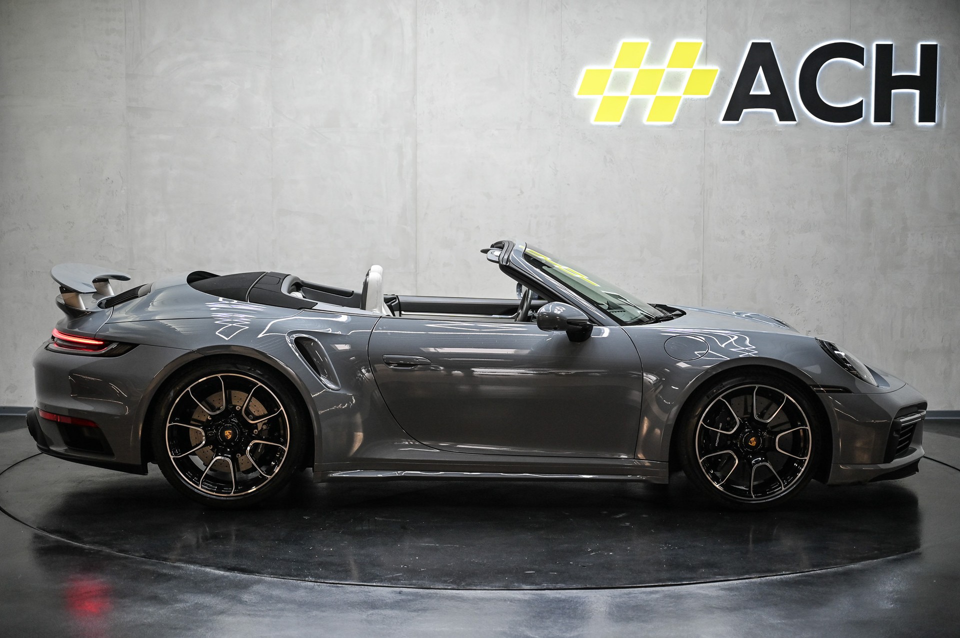 PORSCHE 911 Turbo S Cabriolet PDK-image-13
