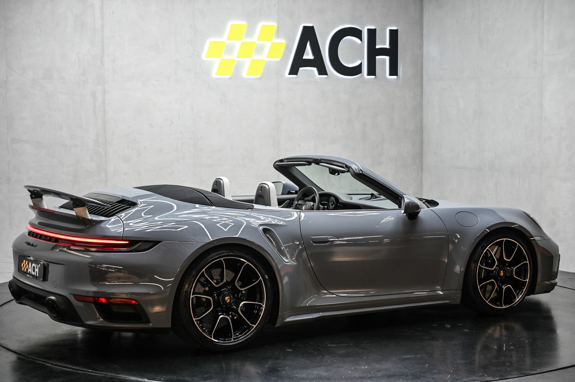 PORSCHE 911 Turbo S Cabriolet PDK-image-12