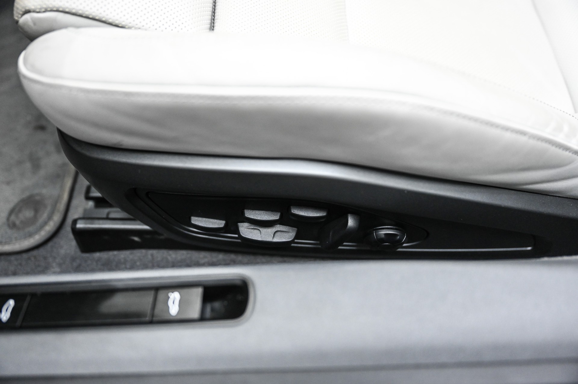 PORSCHE 911 Turbo S Cabriolet PDK-image-29