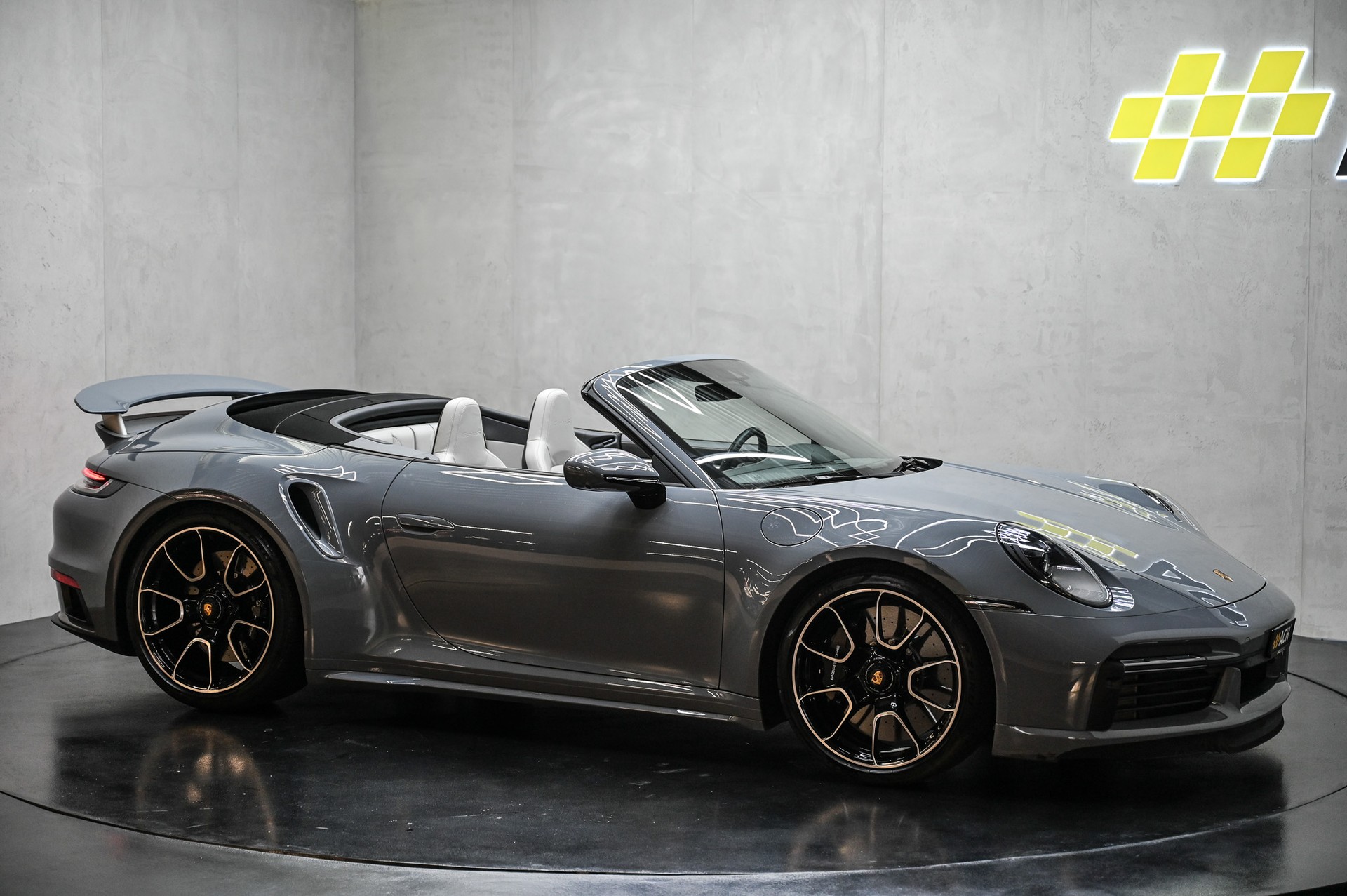 PORSCHE 911 Turbo S Cabriolet PDK-image-14