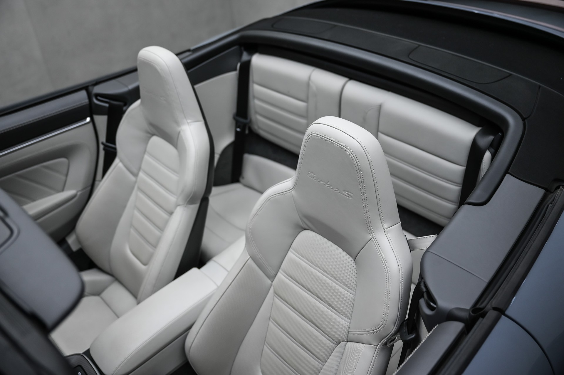 PORSCHE 911 Turbo S Cabriolet PDK-image-19