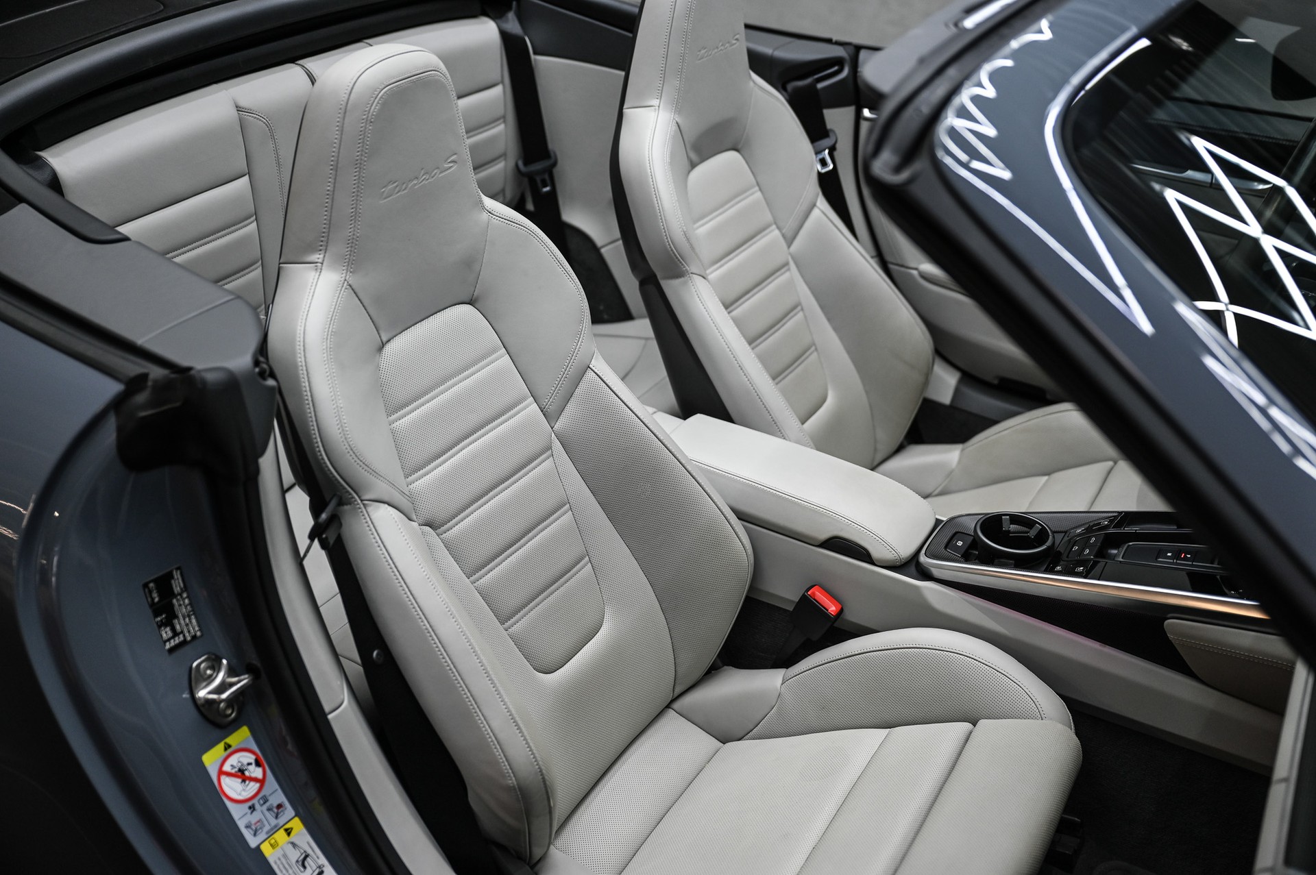 PORSCHE 911 Turbo S Cabriolet PDK-image-27