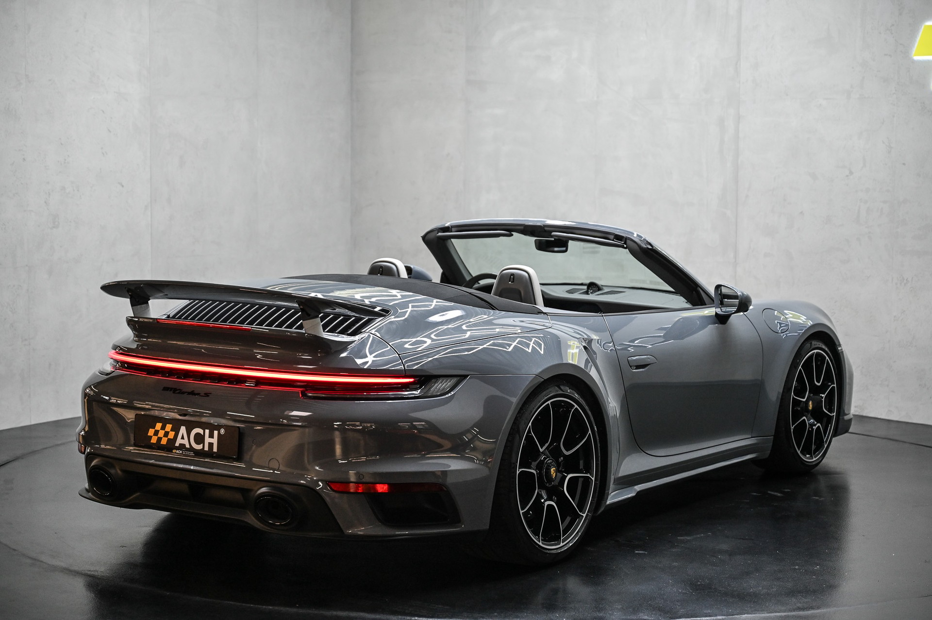 PORSCHE 911 Turbo S Cabriolet PDK-image-11