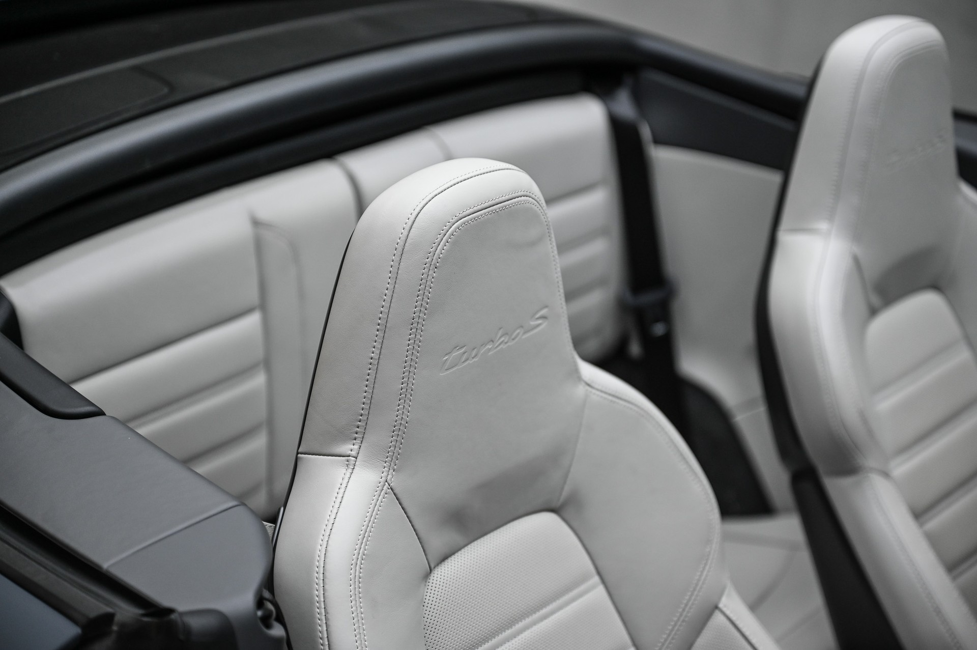 PORSCHE 911 Turbo S Cabriolet PDK-image-22
