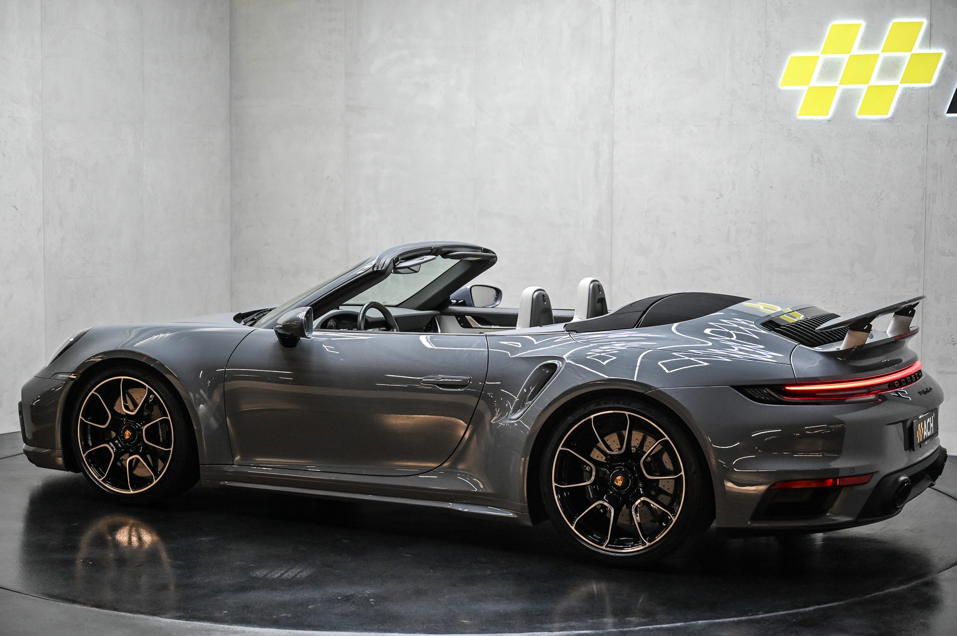 PORSCHE 911 Turbo S Cabriolet PDK-image-8