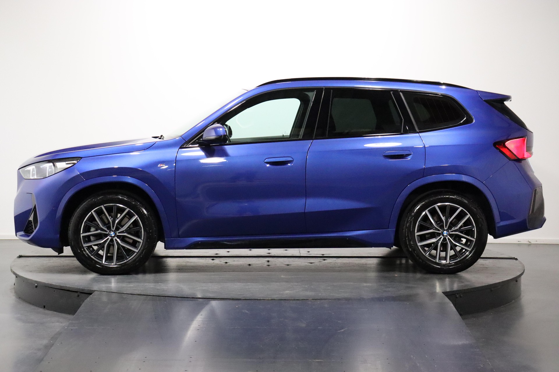 BMW X1 23i xDrive-showroom-element-1