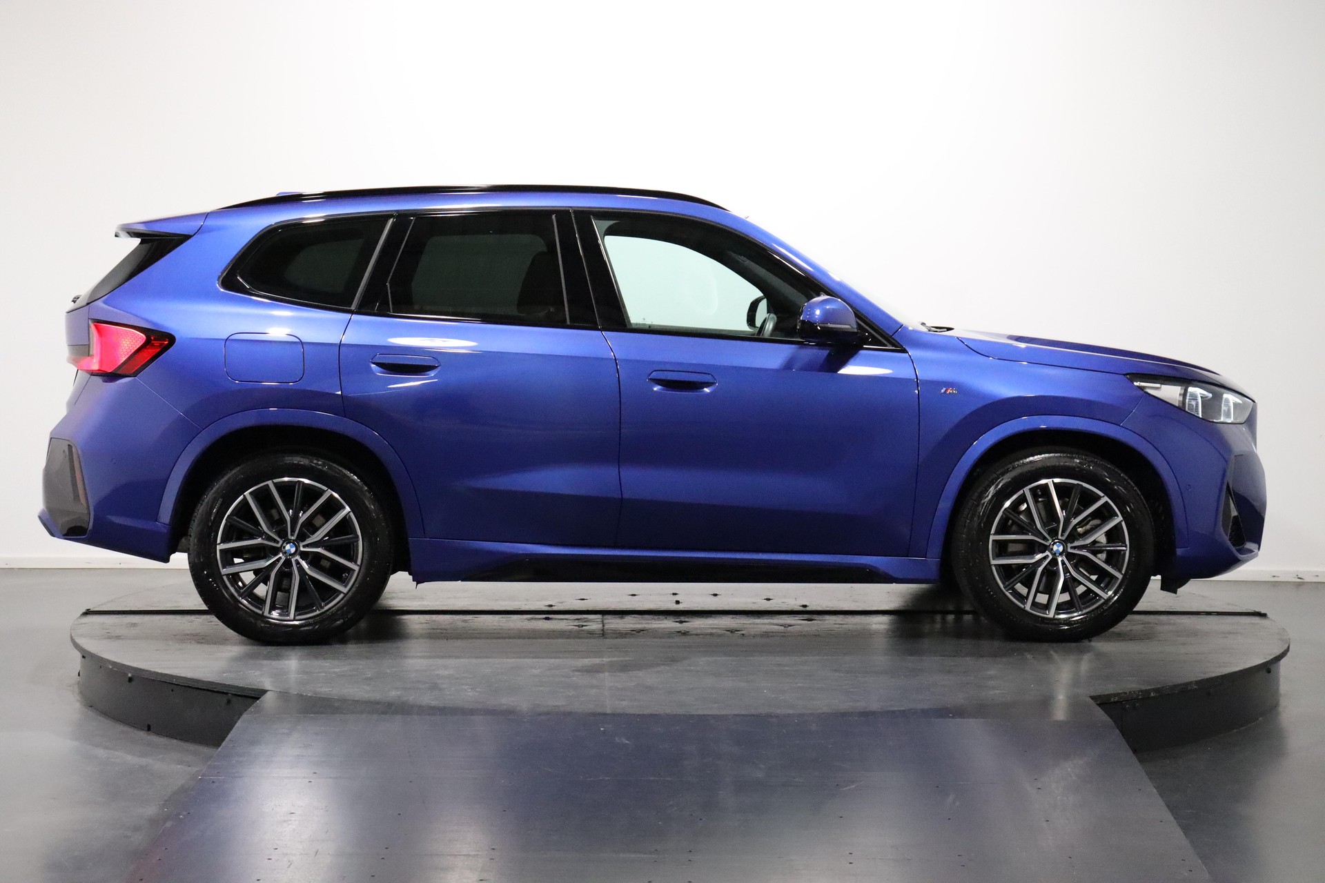 BMW X1 23i xDrive-showroom-element-3