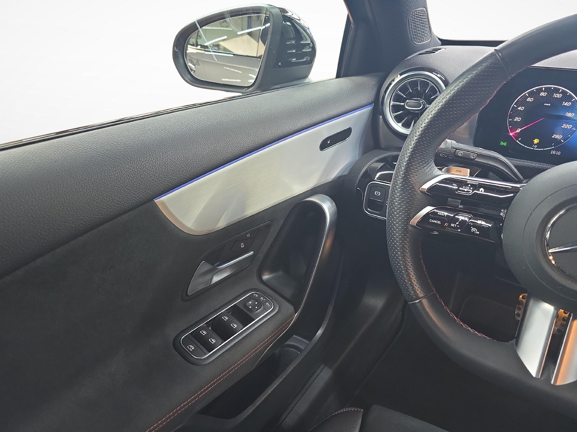 MERCEDES-BENZ A 180 Night Star AMG Line-image-7