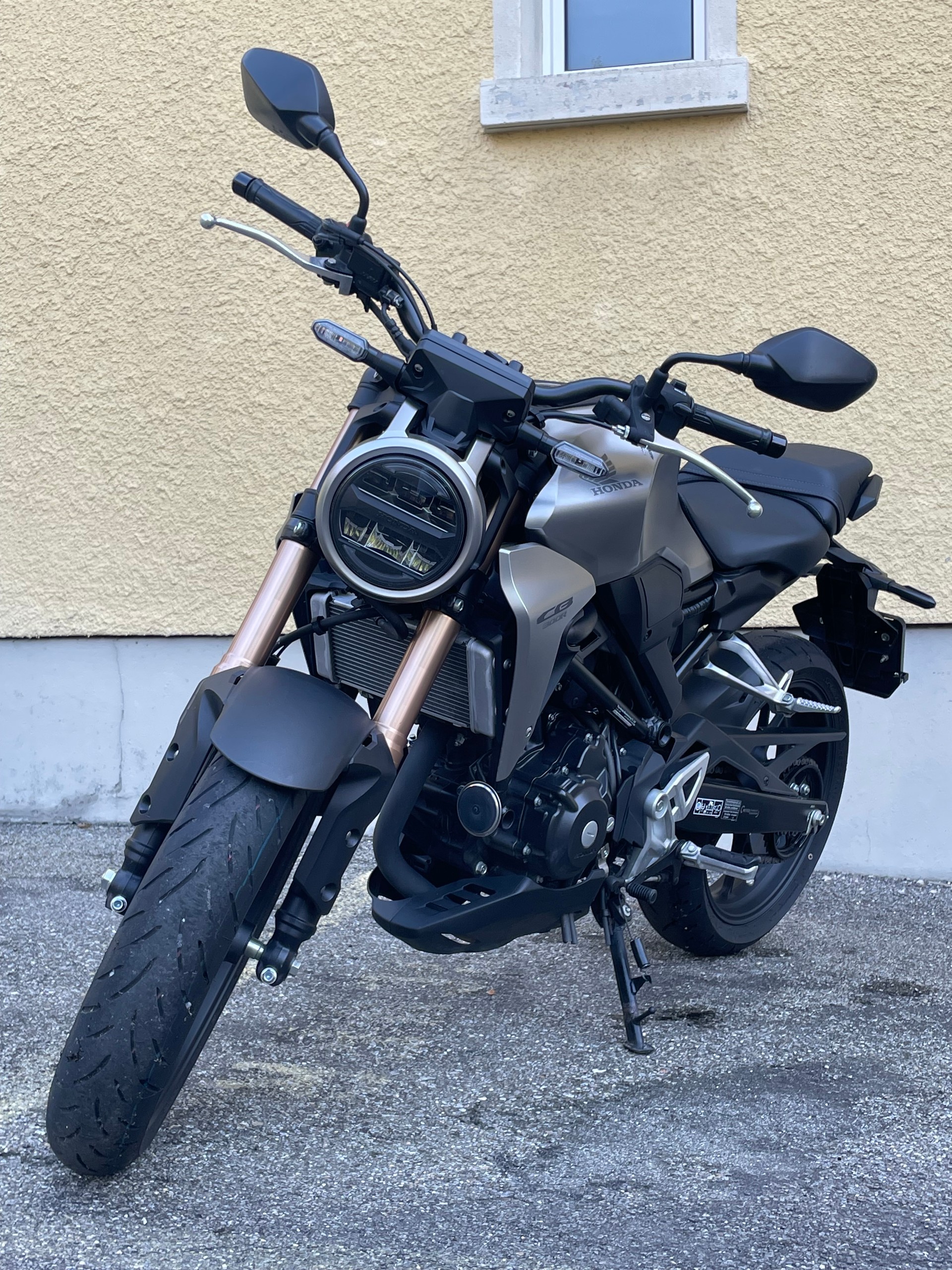 HONDA CB 300 R-image-0