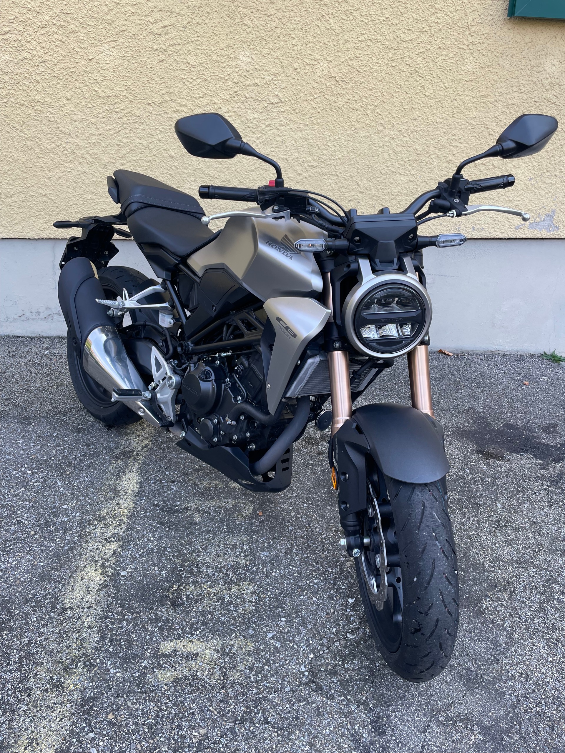 HONDA CB 300 R-image-1