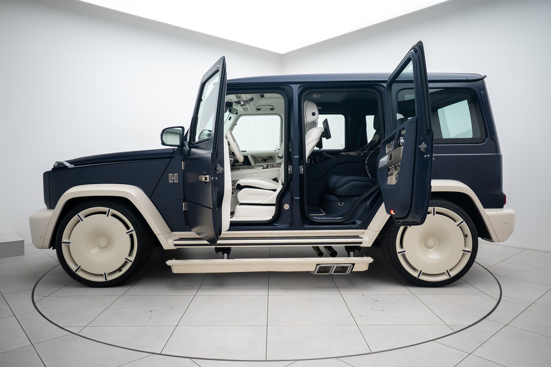 MERCEDES-BENZ HOF Kinsō-showroom-element-3