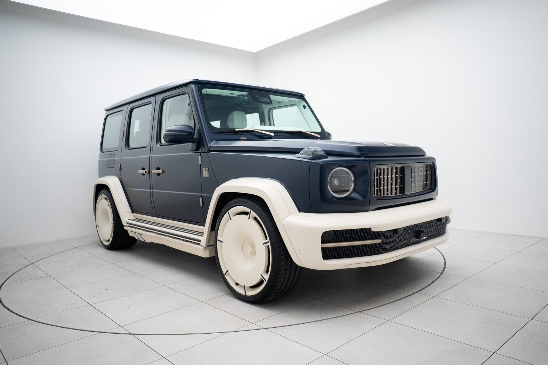 MERCEDES-BENZ HOF Kinsō-showroom-element-1