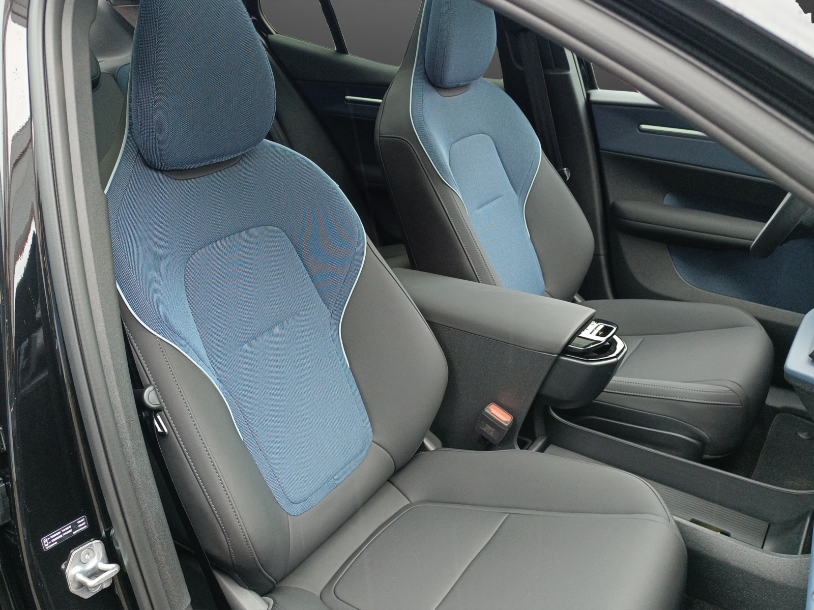 VOLVO EX30 E60 Twin Ultra Performance Sw. Black Ed. AWD-image-13