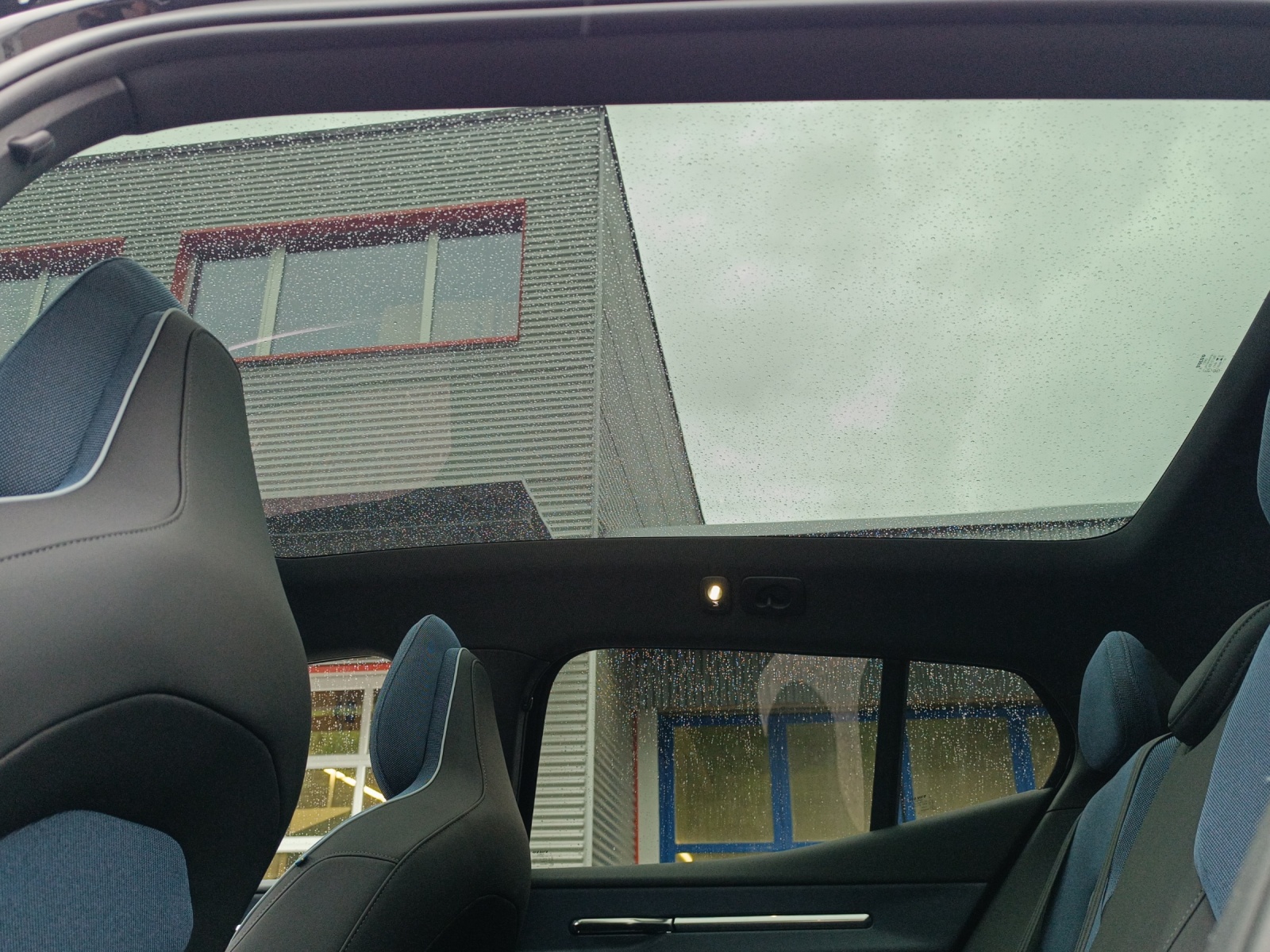 VOLVO EX30 E60 Twin Ultra Performance Sw. Black Ed. AWD-image-16