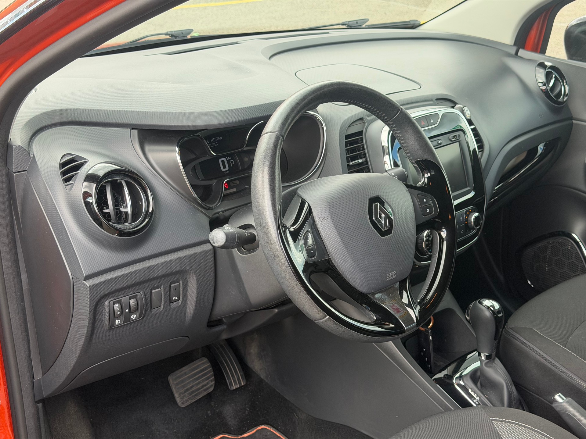 RENAULT Captur 1.2 T 16V Privilège EDC-image-9