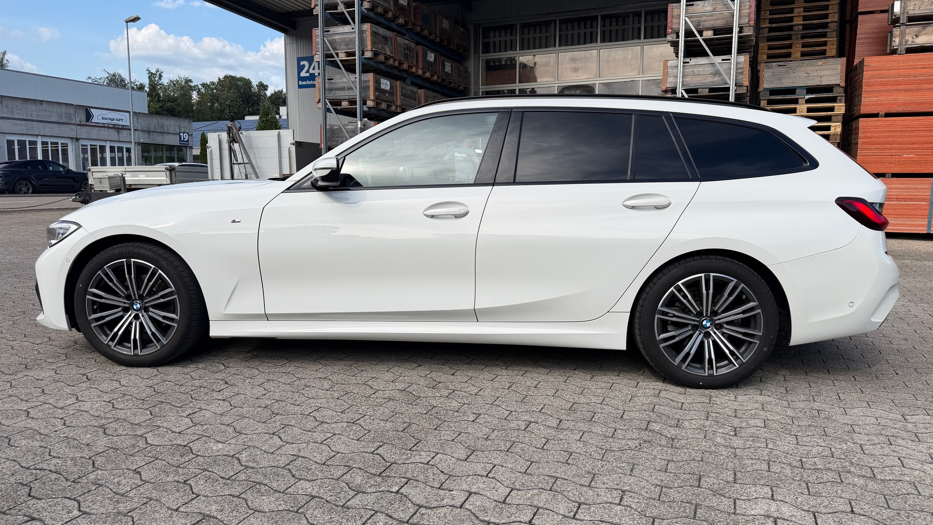 BMW 320d xDrive Touring M Sport Steptronic-showroom-element-1