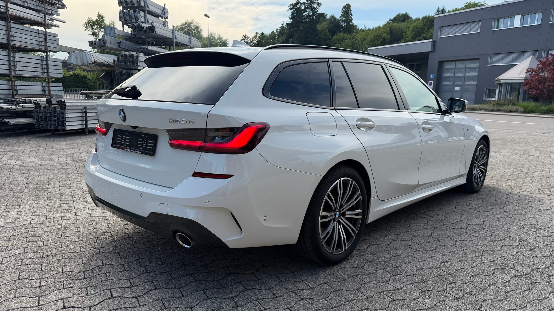BMW 320d xDrive Touring M Sport Steptronic-showroom-element-3