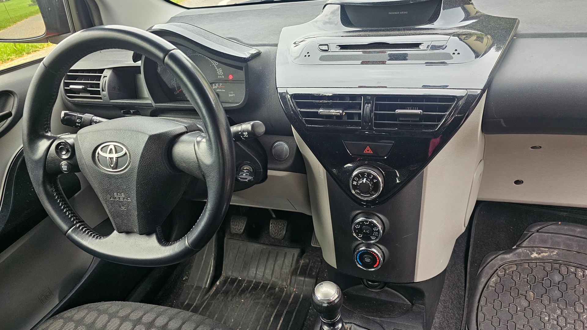 TOYOTA iQ 1.0 VVT-i Luna-image-7