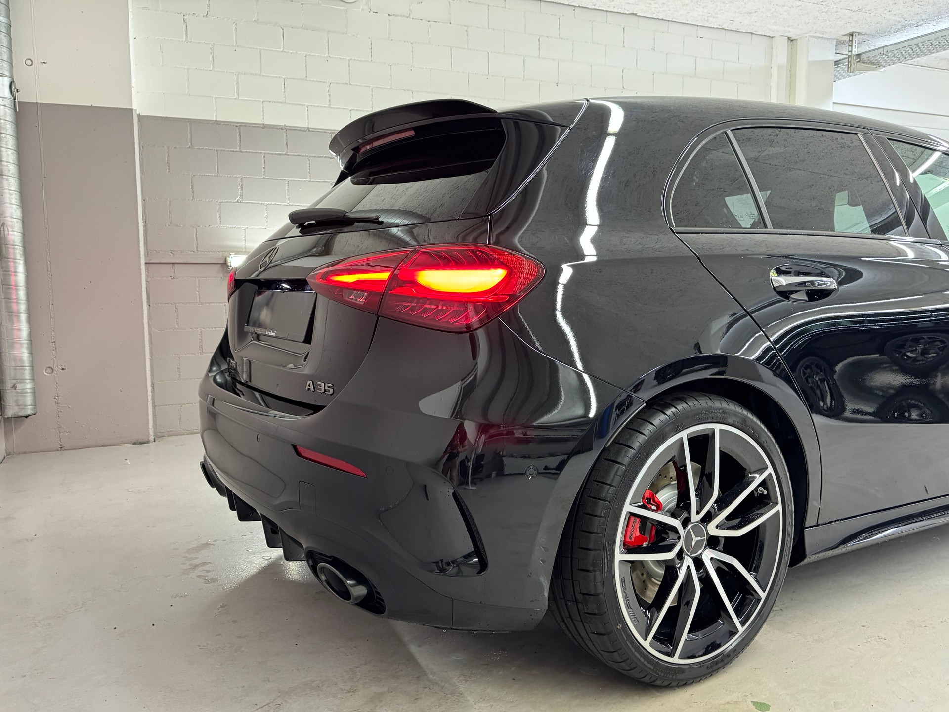 MERCEDES-BENZ A AMG 35 4Matic 8G-DCT-showroom-element-3