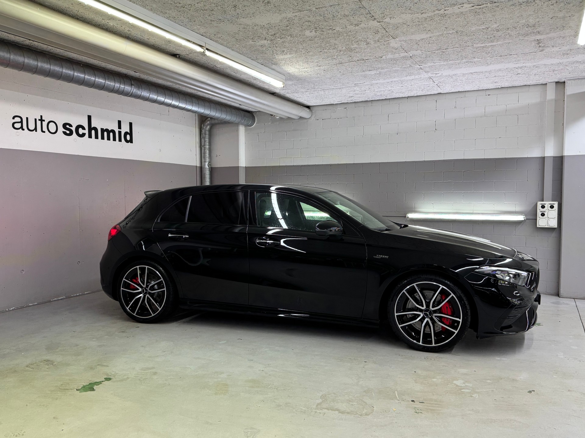 MERCEDES-BENZ A AMG 35 4Matic 8G-DCT-showroom-element-2