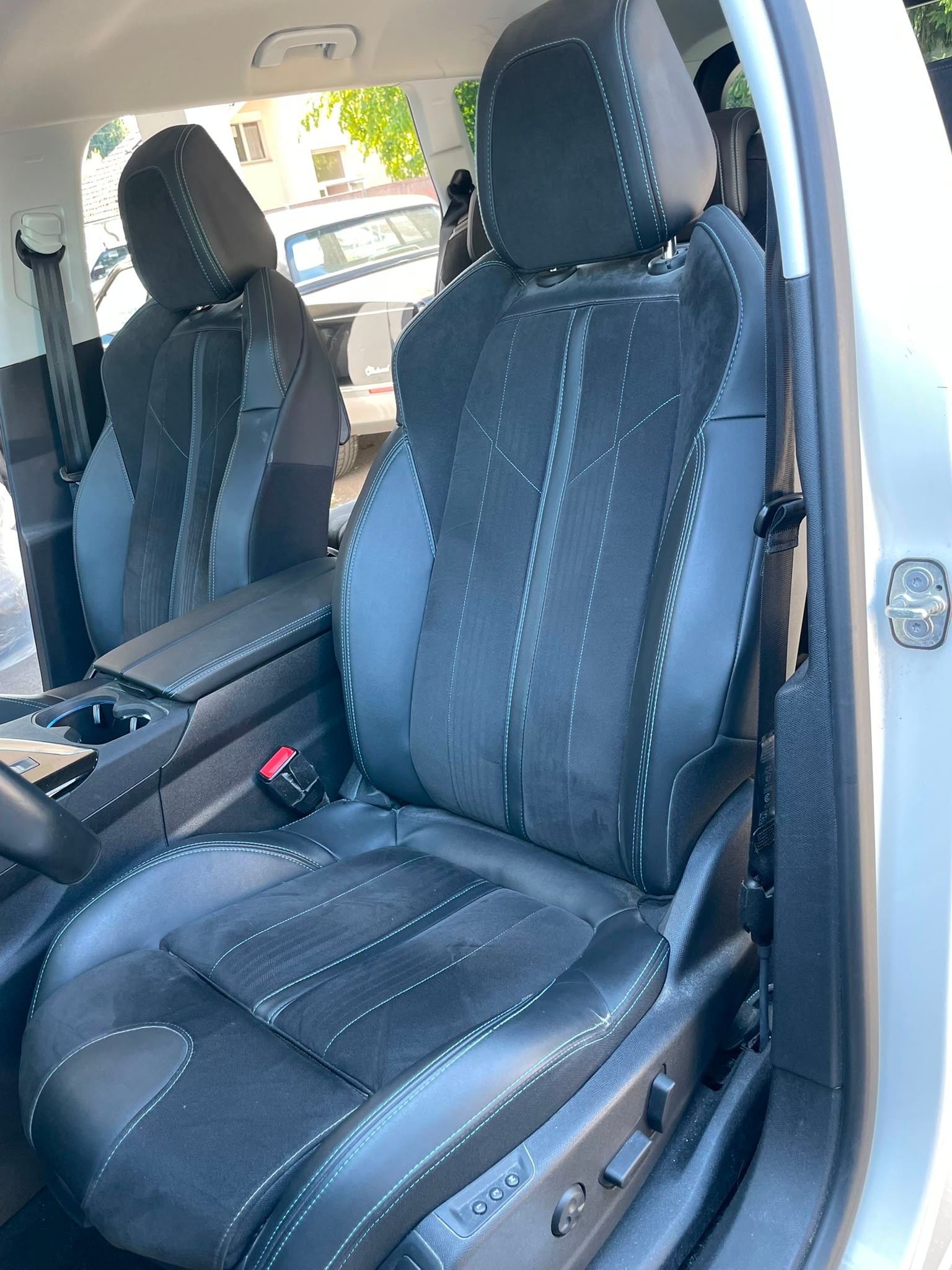 PEUGEOT 5008 1.6 starker 181PS Pure Tech Allure EAT8 7-Sitzer-image-7