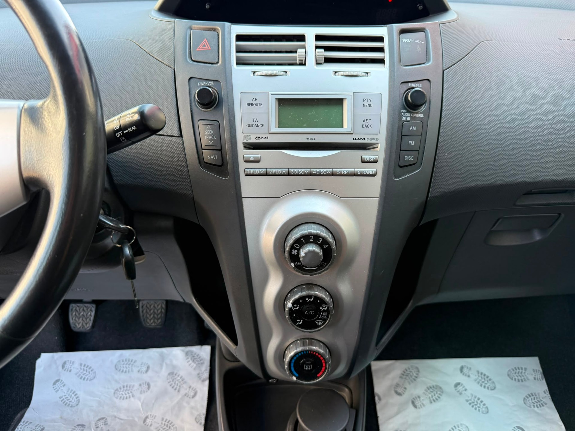 TOYOTA Yaris 1.3 Linea Sol-image-12