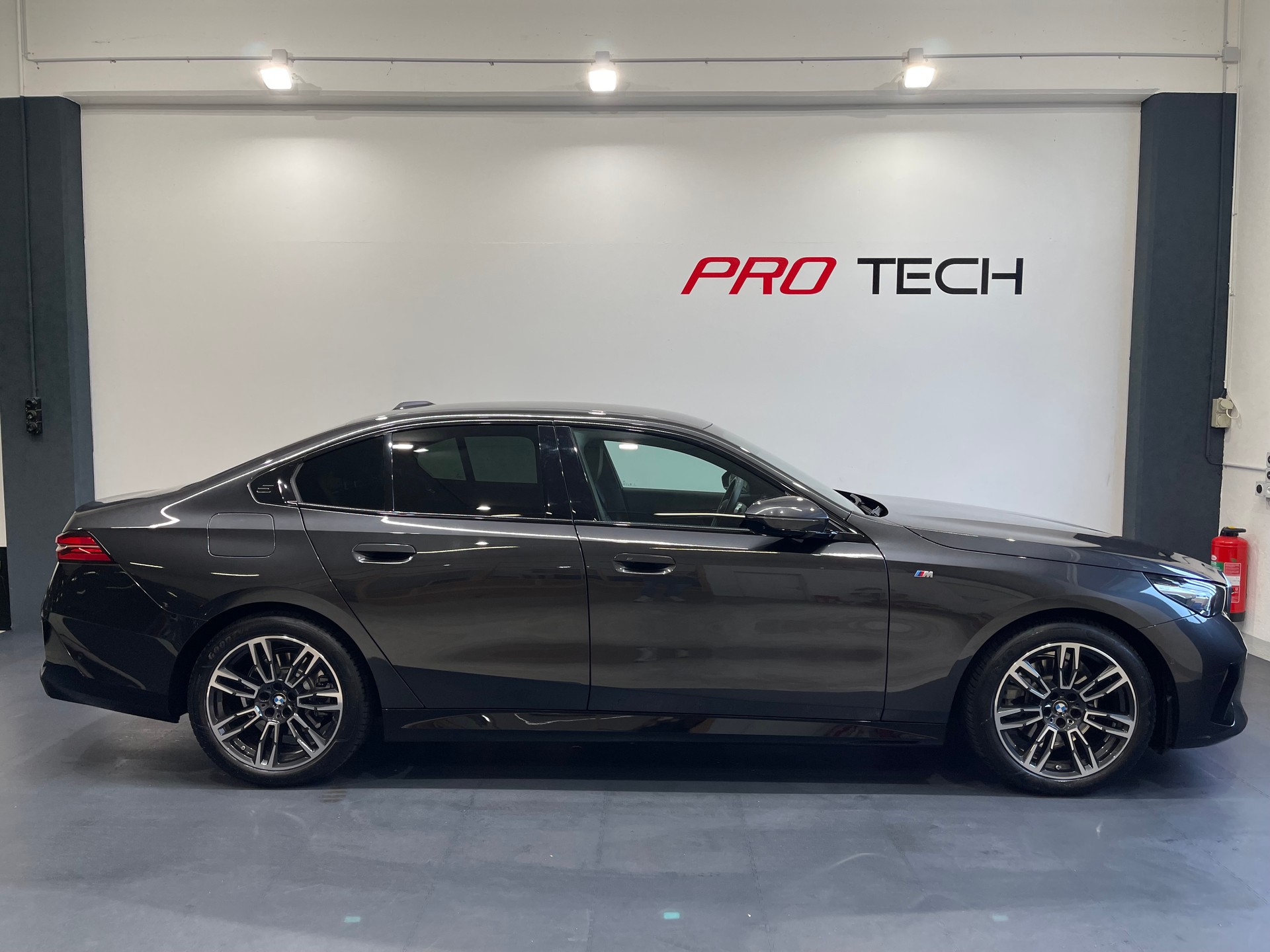 BMW 520i 48V M Sport Steptronic-showroom-element-1